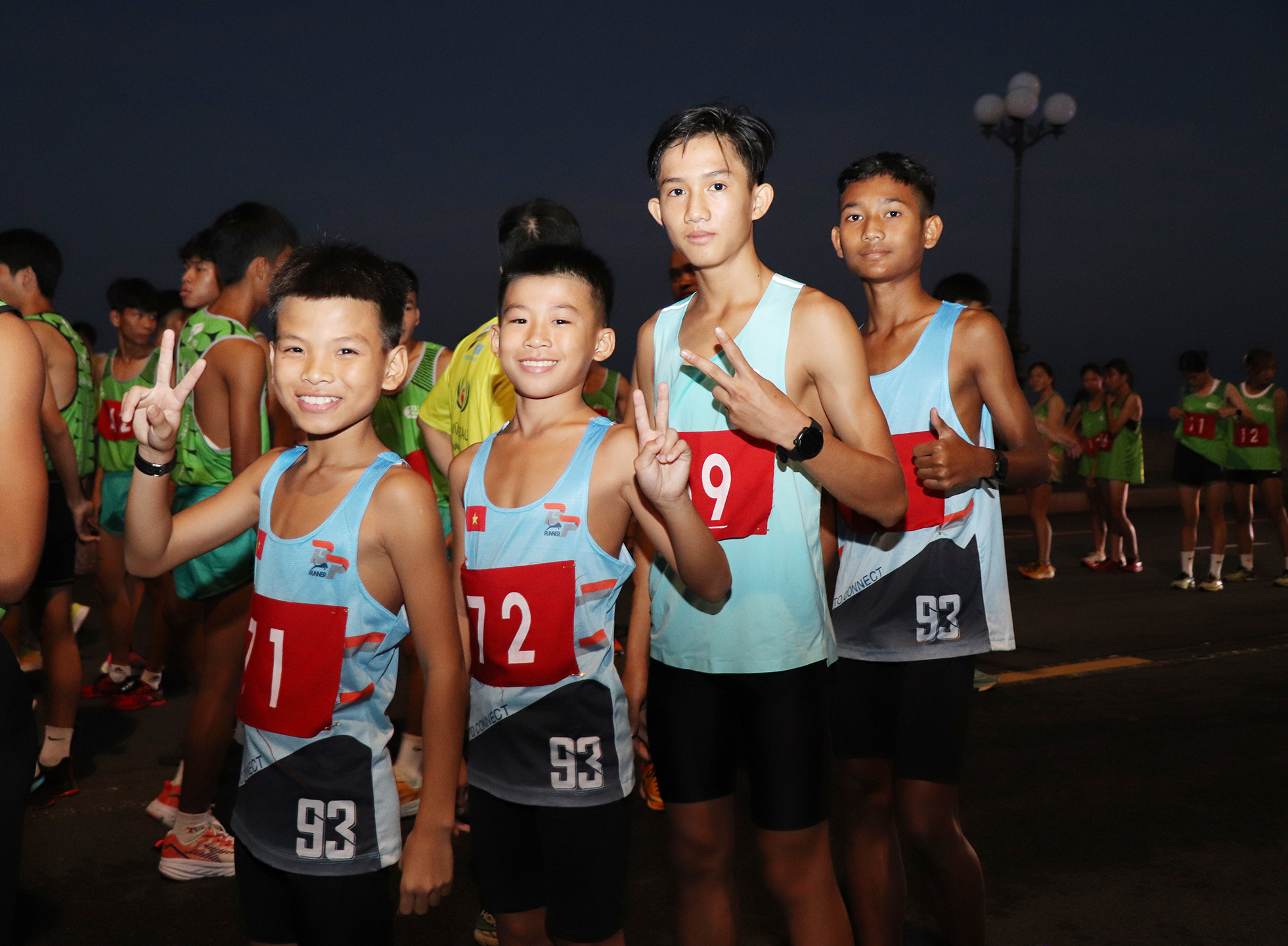 Đức Phát (trái) và Thế Nghĩa, hai VĐV nhỏ tuổi nhất thi đấu cự ly 10km nam hệ đội tuyển.