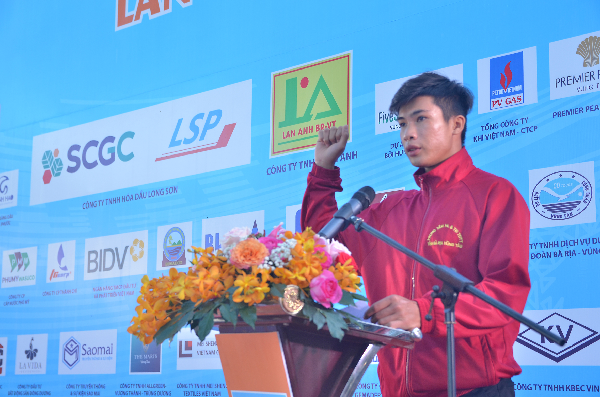 Đại diện VĐV tham dự giải tuyên thệ tại lễ khai mạc.