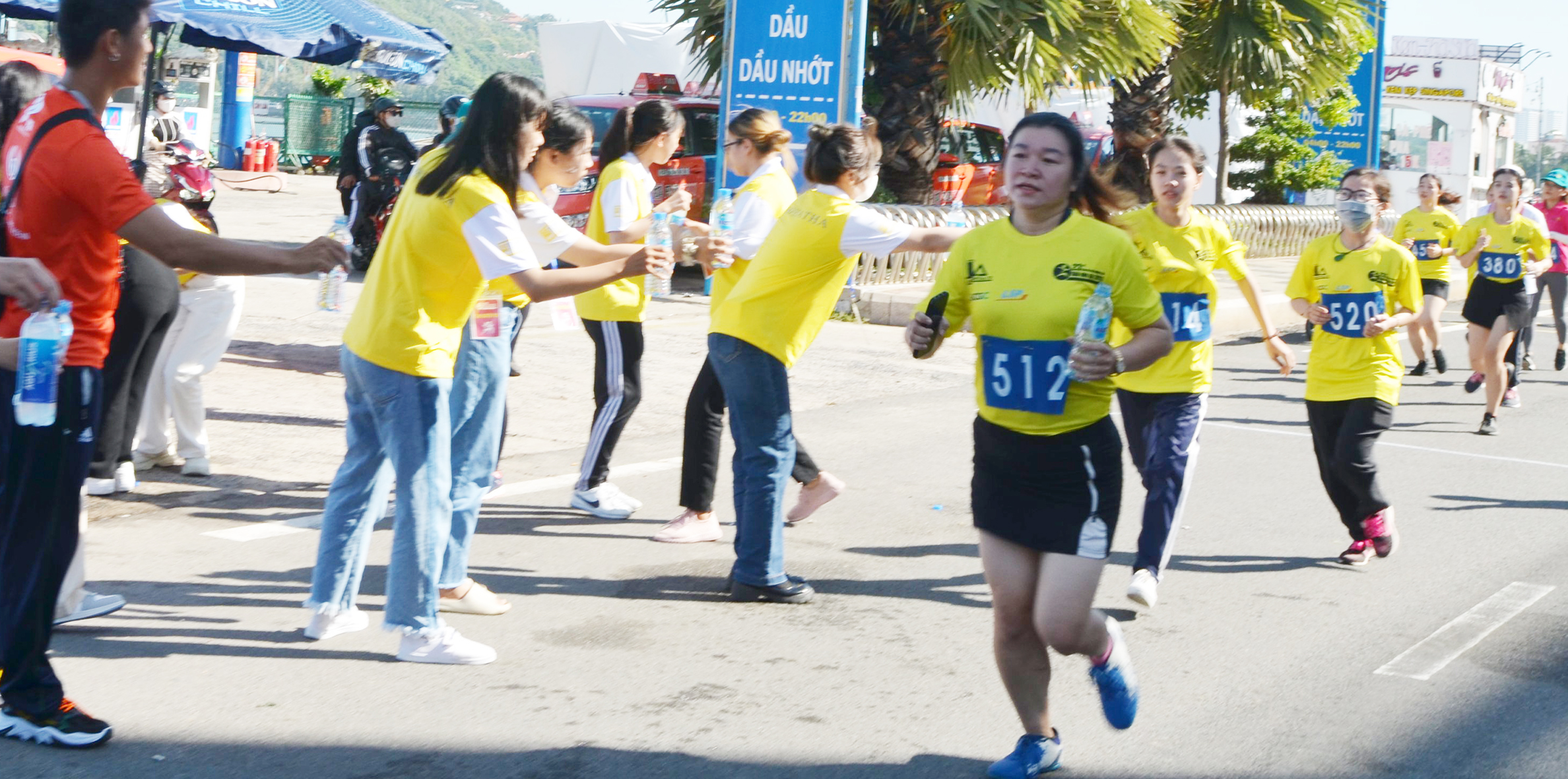 Tình nguyện viên tiếp nước trên đường chạy cho VĐV.
