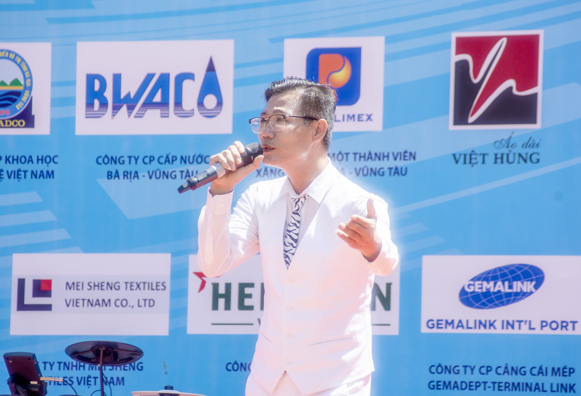 Ca sĩ Nguyên Hoàng thể hiện ca khúc