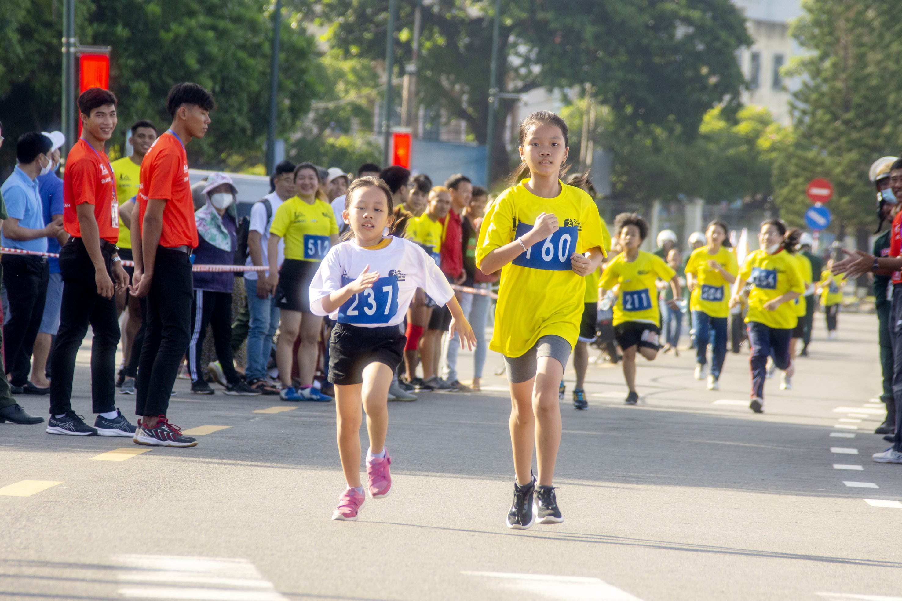 VĐV nữ dưới 16 tuổi hệ phong trào trên đường chạy 2km.