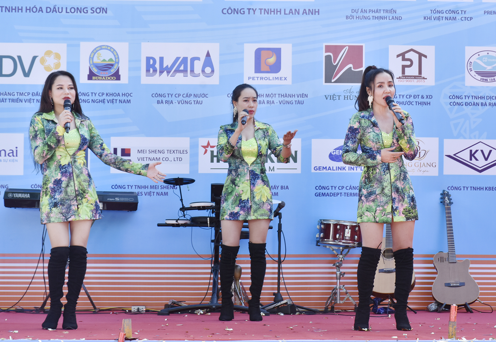 Đoàn Ca múa nhạc tỉnh biểu diễn tại giải.