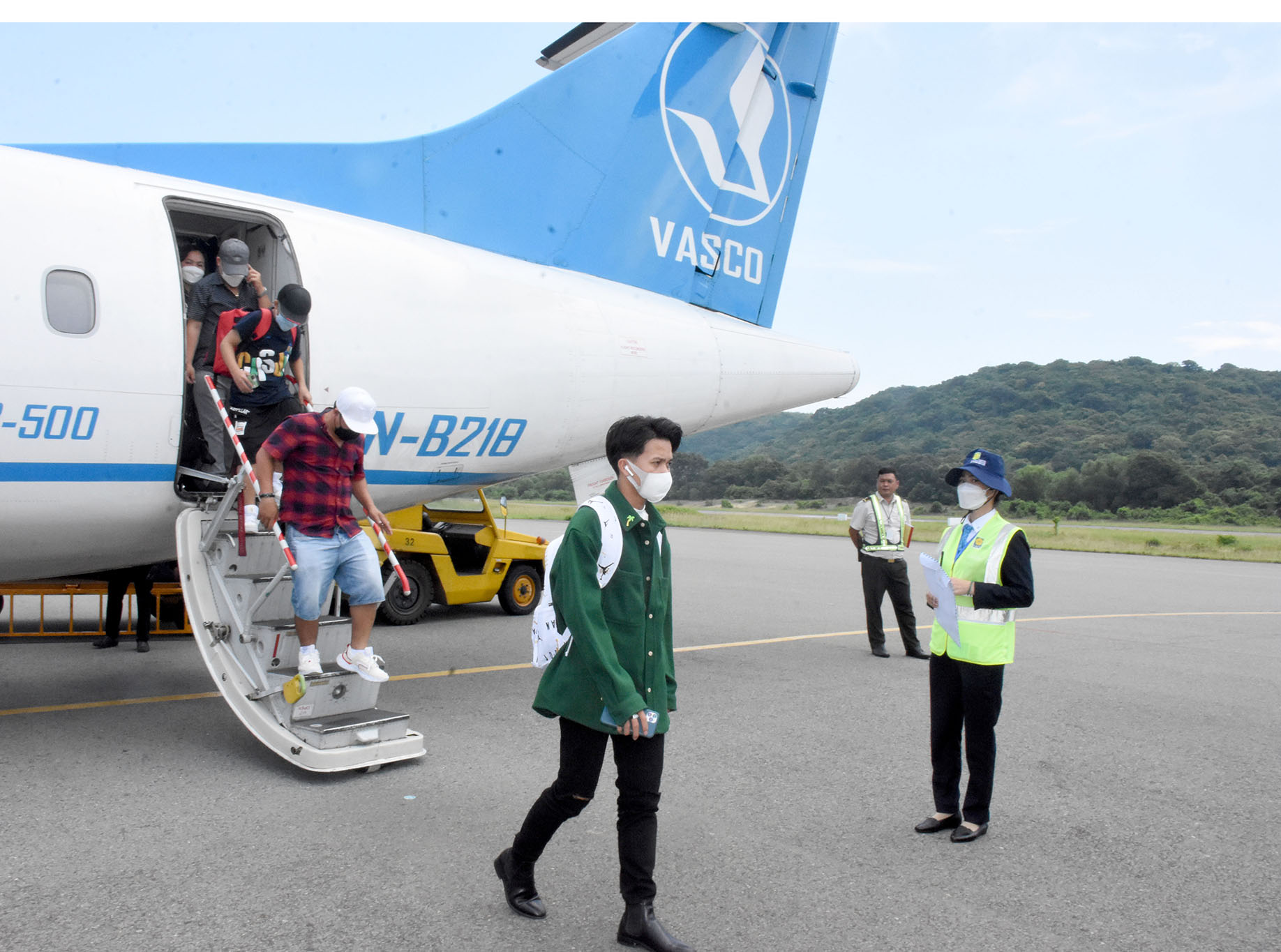 Du khách đến Côn Đảo bằng máy bay.
