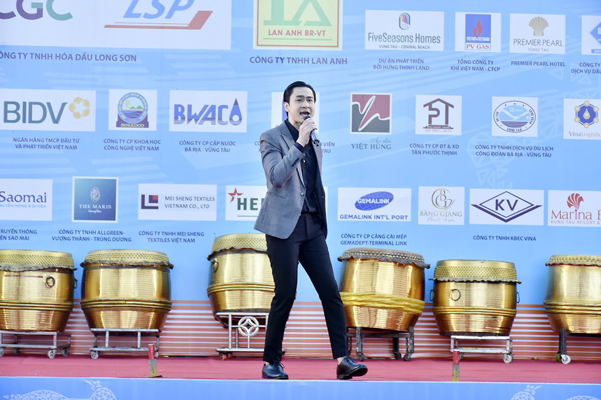 Ca sĩ Đỗ Tùng Lâm, Giải nhất cuộc thi Ngôi sao tiếng hát truyền hình TP.Hồ Chí Minh năm 2008 trình diễn ca khúc 