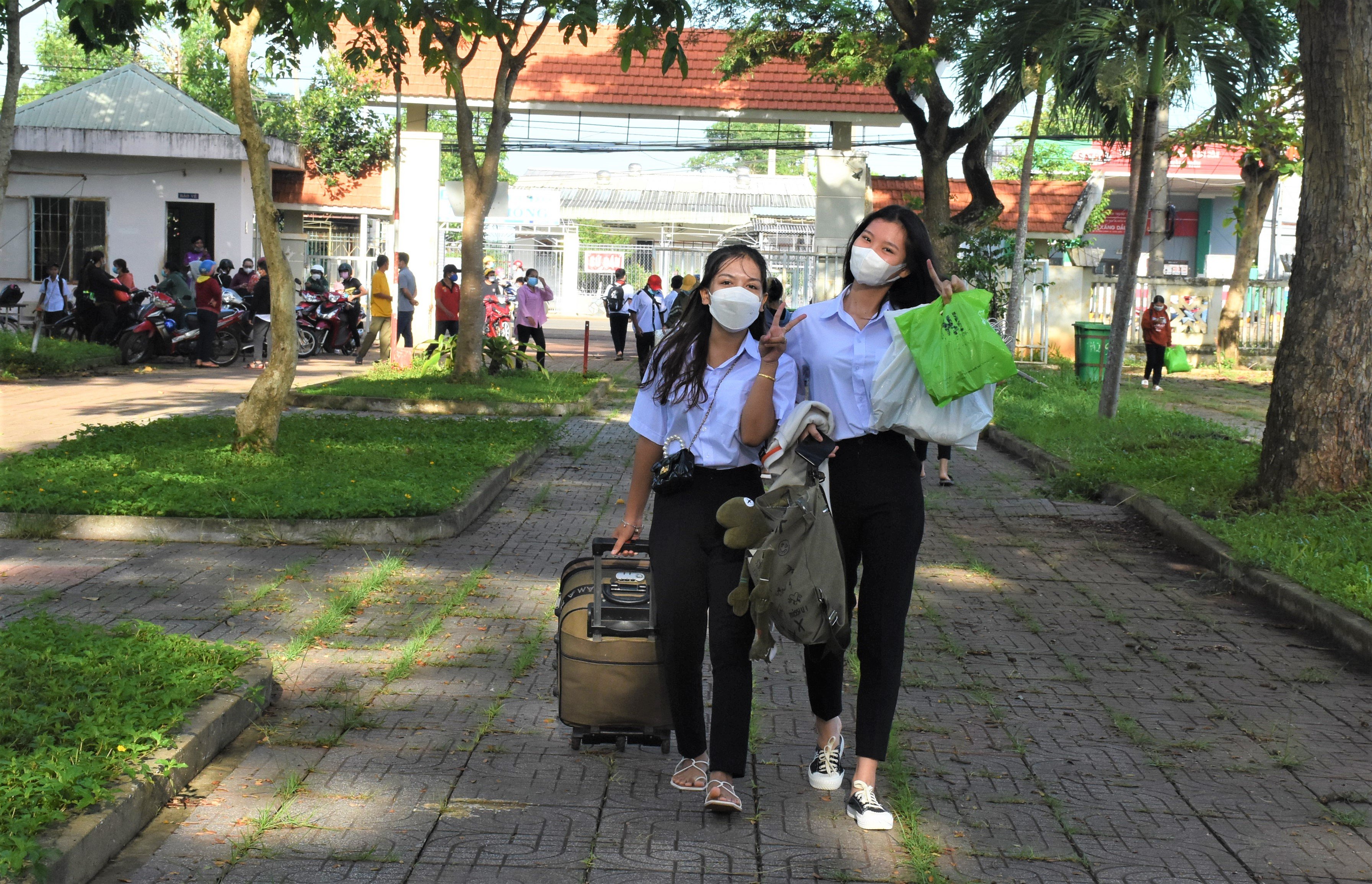 Các em HS Trường Phổ thông Dân tộc nội trú tỉnh mang tư trang cá nhân và sách vở hào hứng trong ngày đầu đến trường. Ảnh: MAI NGỌC