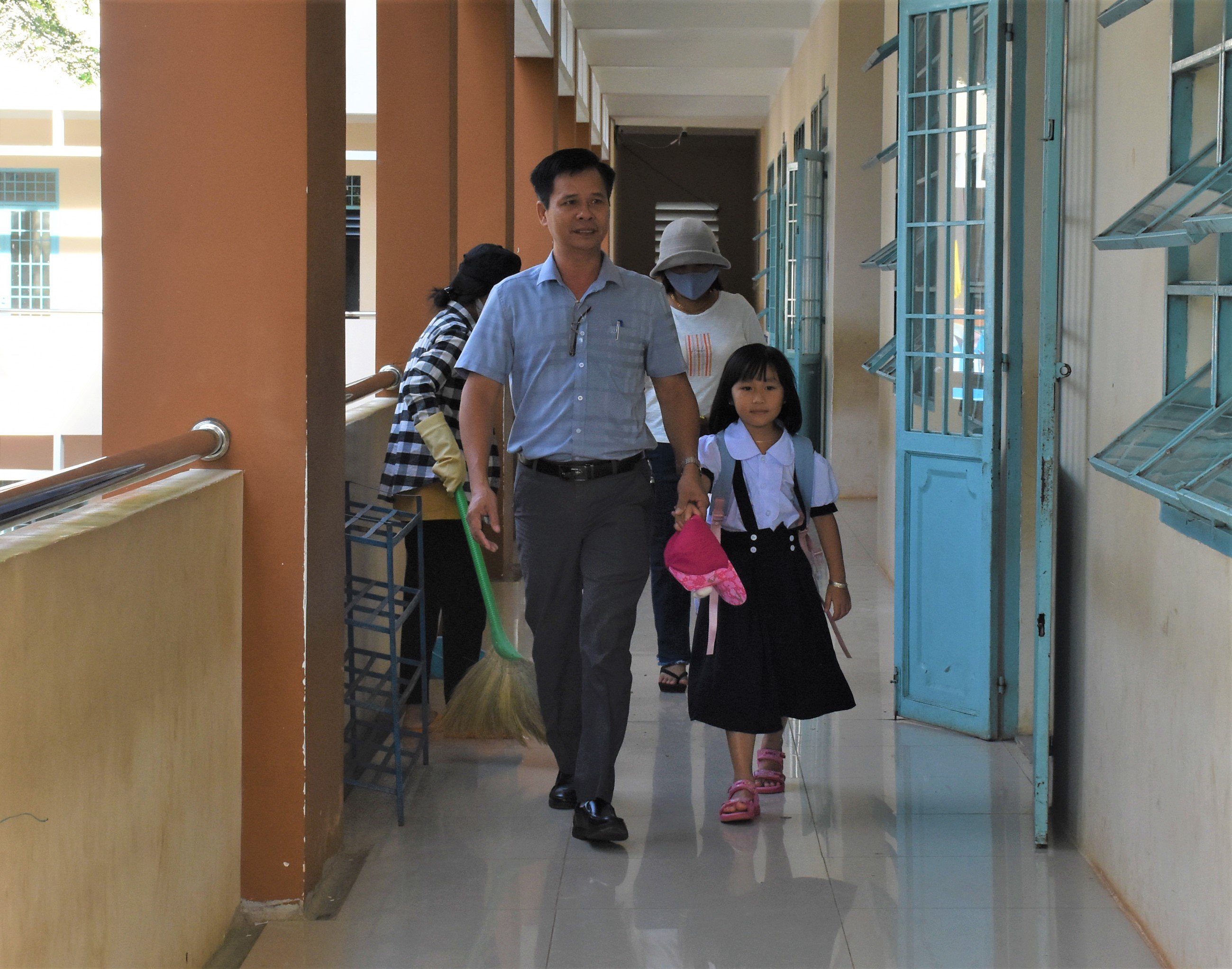 GV Trường TH Ngãi Giao (huyện Châu Đức) đưa HS vào tận lớp học khi em đi nhầm khu vực, một kỷ niệm đẹp trong ngày tựu trường năm học 2022-2023. Ảnh: NGỌC BÍCH