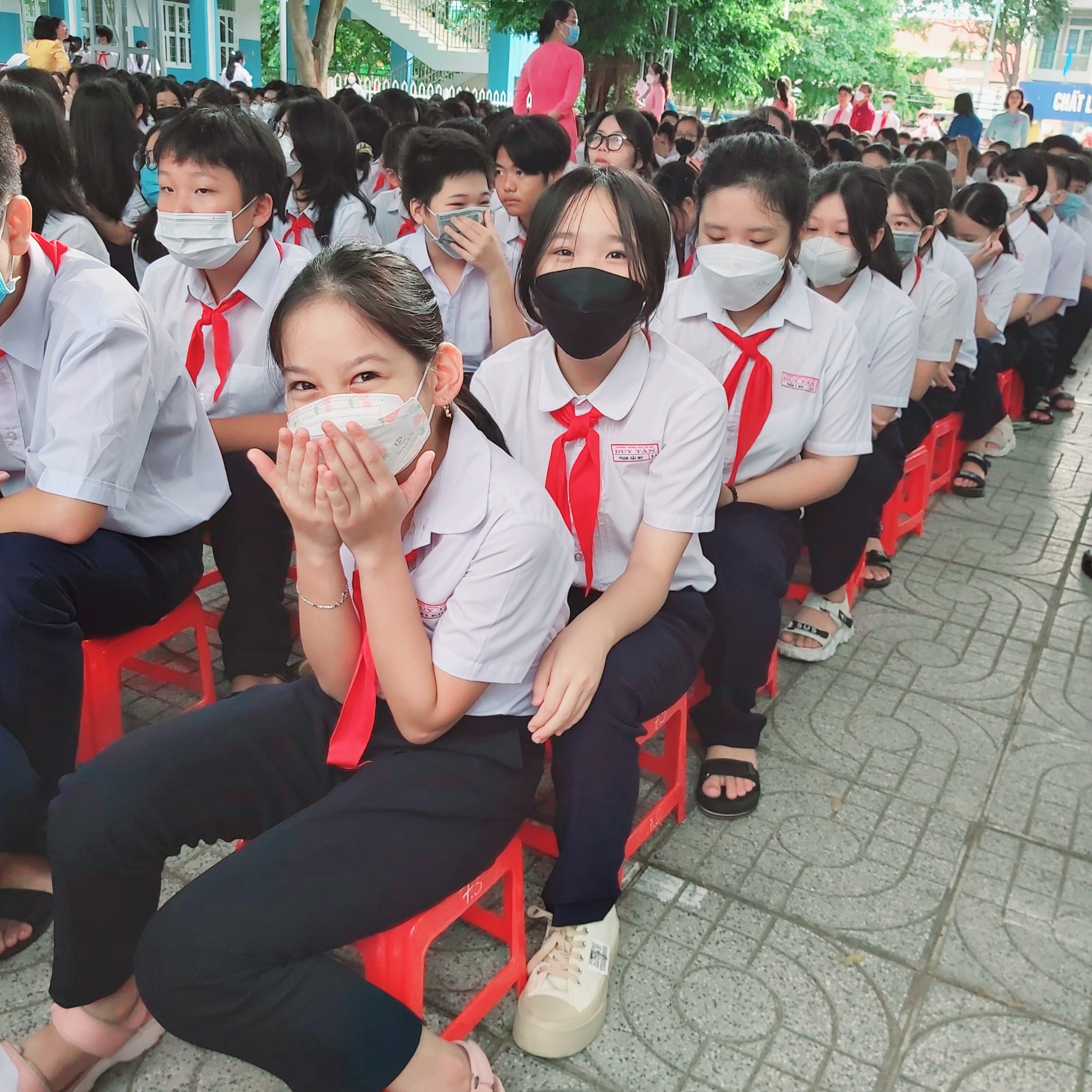 Niềm hân hoan của các em HS lớp 9, Trường THCS Duy Tân.