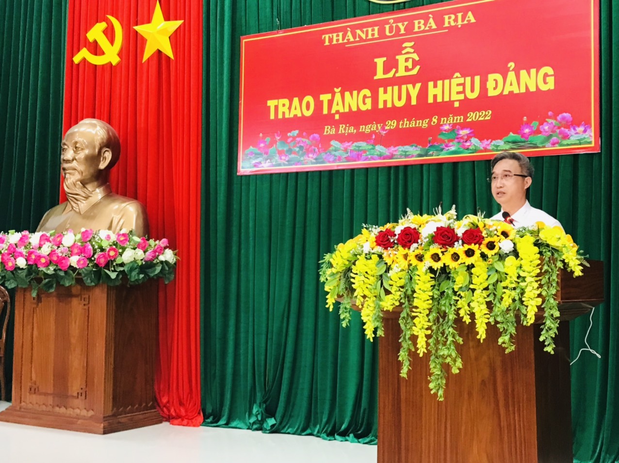 Ông Đặng Minh Thông, Ủy viên Ban Thường vụ Tỉnh ủy, Chủ tịch HĐND, Bí thư Thành ủy Bà Rịa phát biểu chúc mừng các đảng viên nhận Huy hiệu đảng