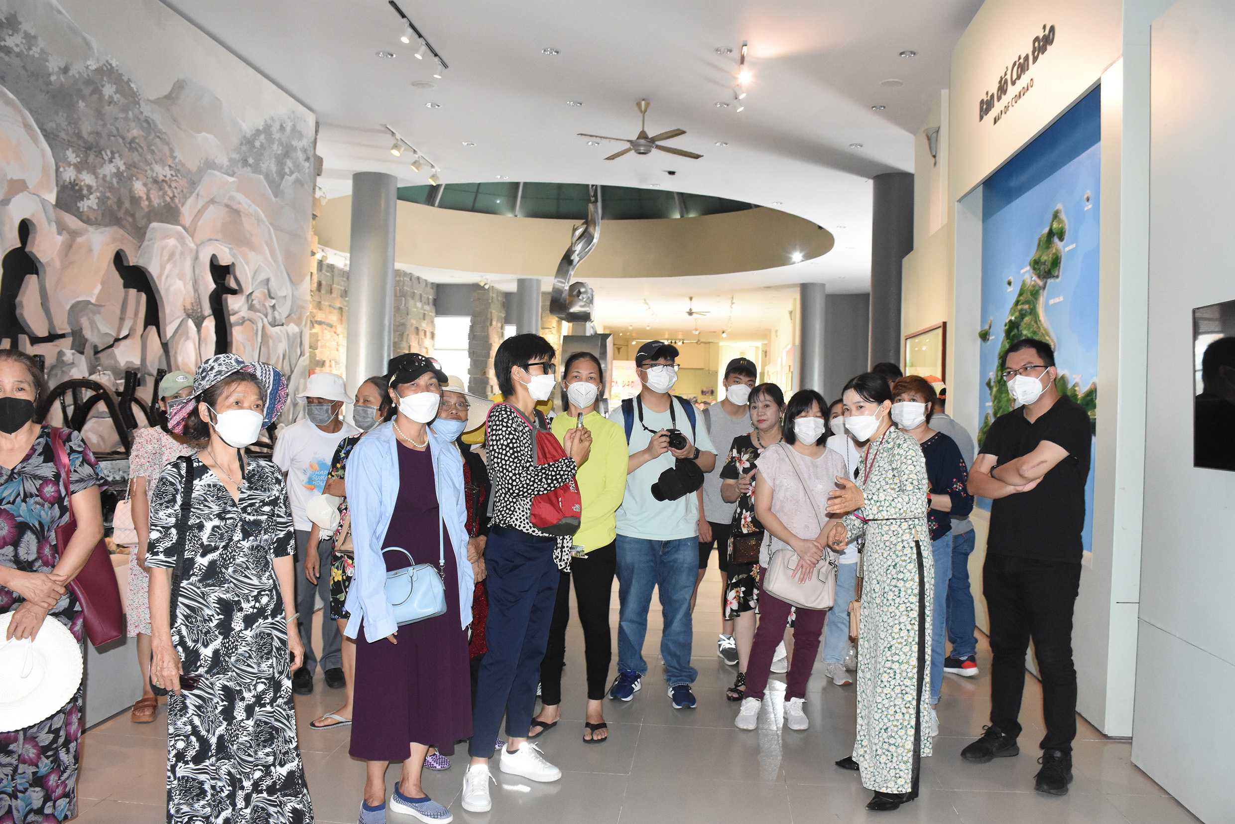 Khách du lịch đến Côn Đảo ngày càng đông, đang là áp lực đối với sự phát triển bền vững của Côn Đảo. Trong ảnh: Khách du lịch tham quan Bảo tàng Côn Đảo.