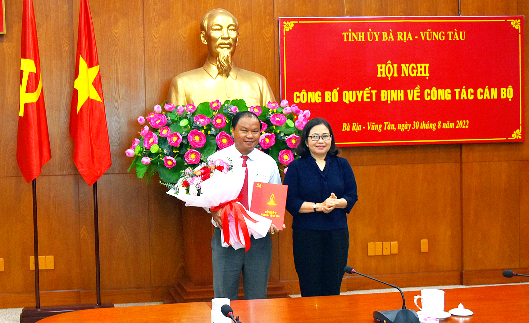 Bà Nguyễn Thị Yến, Phó Bí thư Thường trực Tỉnh ủy, Trưởng Đoàn ĐBQh tỉnh trao Quyết định chuẩn y và tặng hoa chúc mừng ông Trần Văn Tám.
