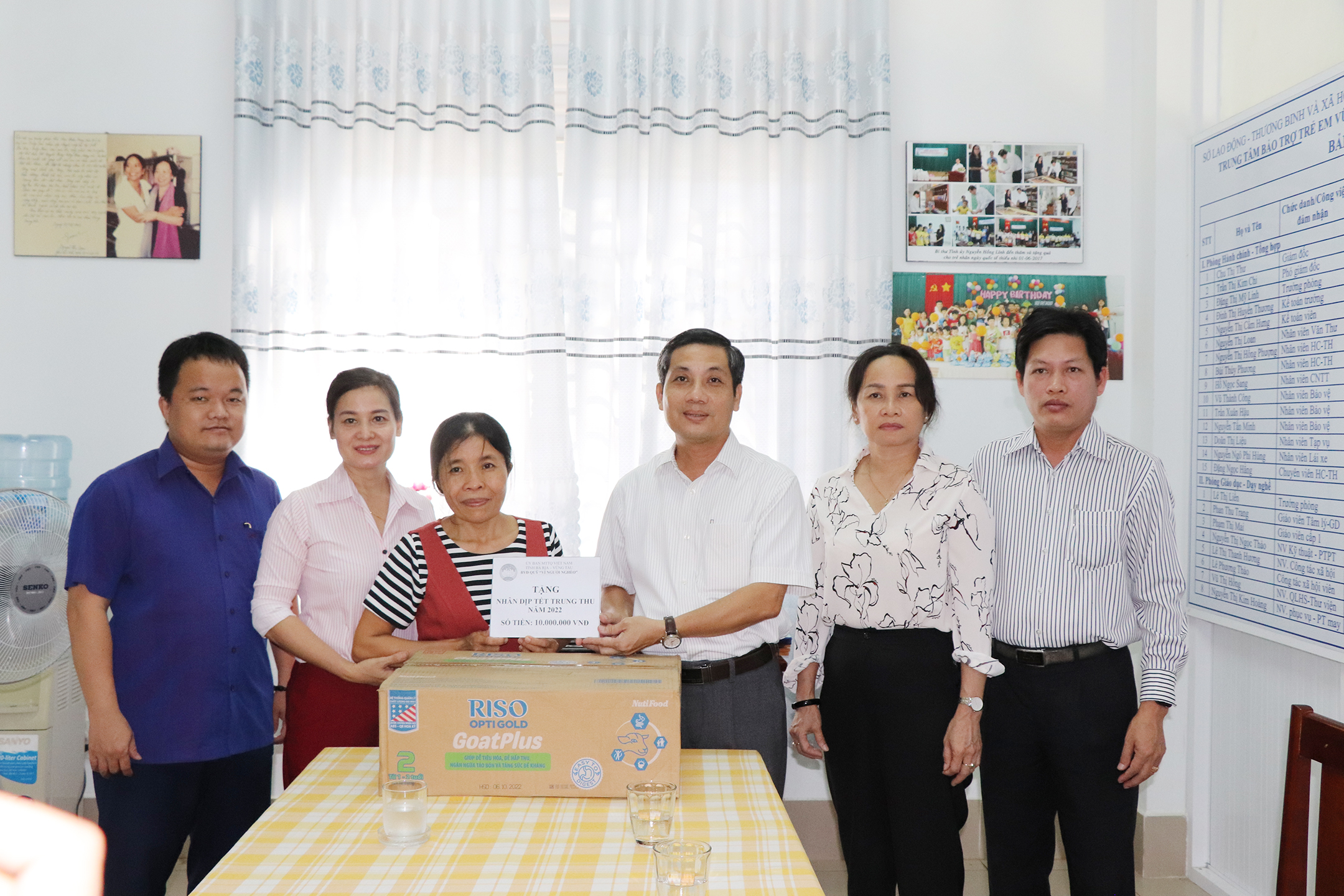 Phó Chủ tịch Ủy ban MTTQ Việt Nam Nguyễn Kế Toại trao quà tới bà Chu Thị Thư, Phó Giám đốc Trung tâm Bảo trợ Trẻ em Vũng Tàu.