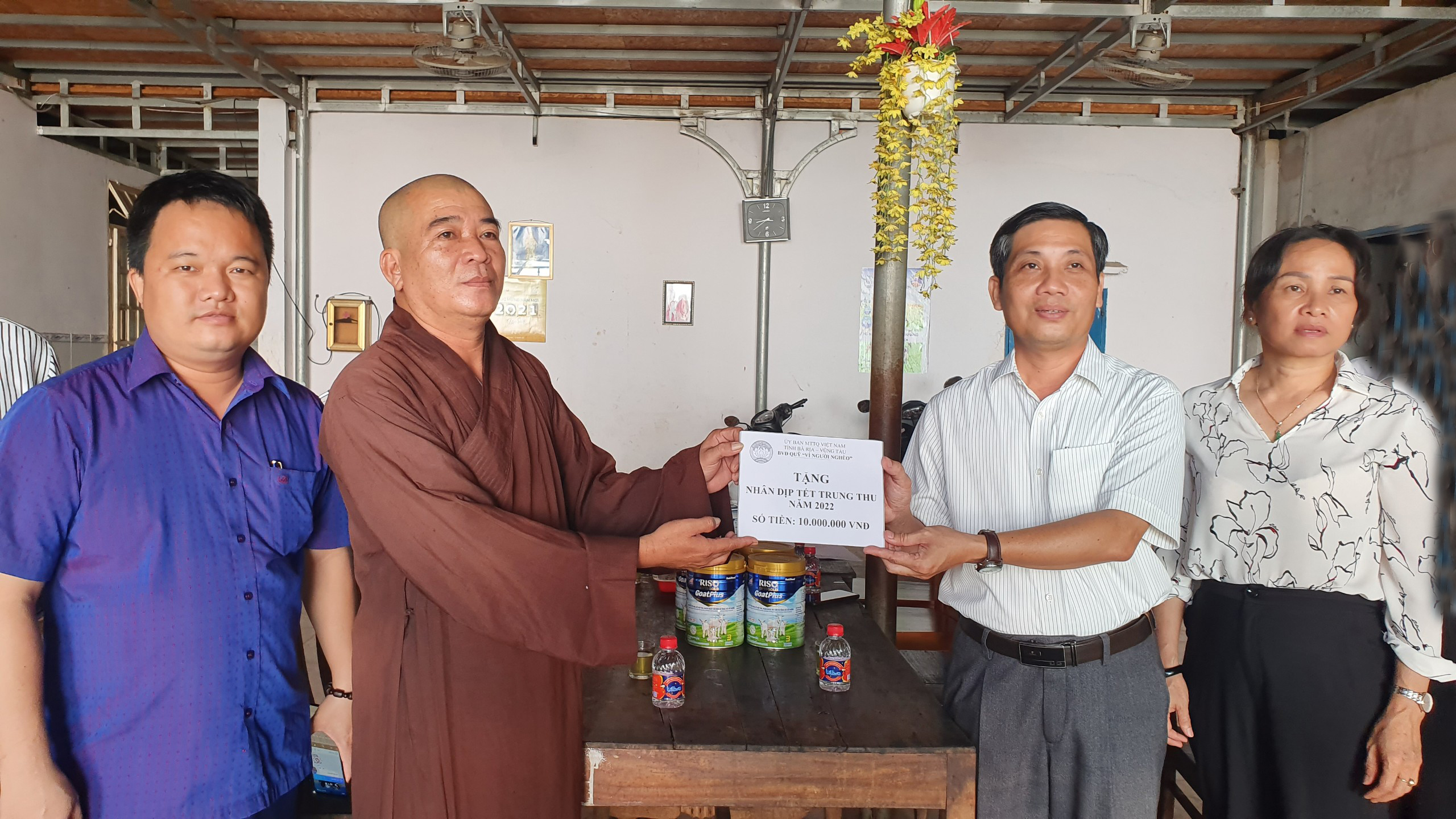Ông Nguyễn Kế Toại trao quà đến Thượng tọa Thích Quang Huy, Trụ trì Chùa Long Quang, huyện Châu Đức.