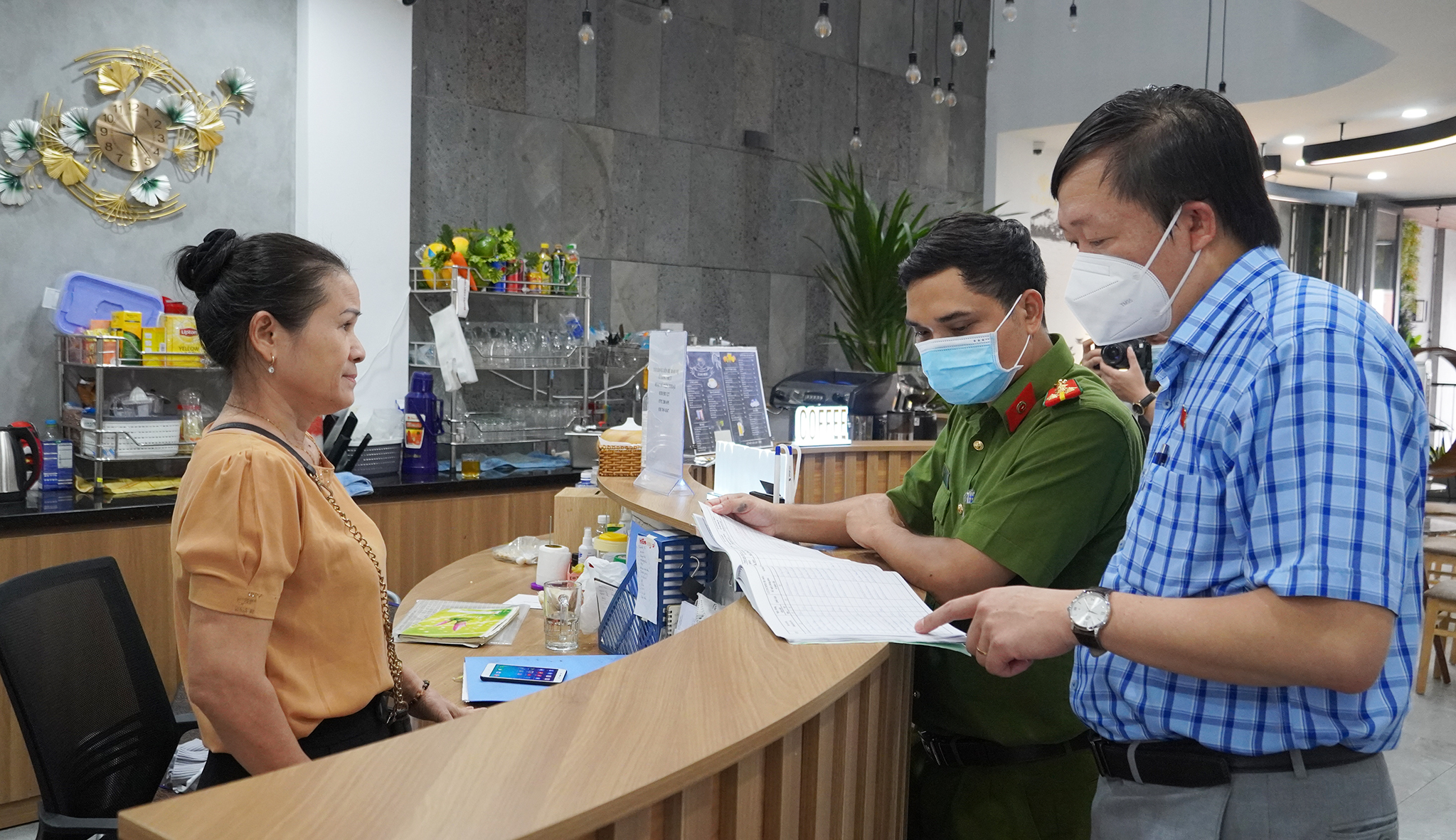 Ông Phan Trọng Hạnh, Trưởng phòng VH-TT TP.Vũng Tàu kiểm tra sổ đăng ký khách lưu trú của Khách sạn Aloha (12, La Văn Cầu, phường Thắng Tam, TP. Vũng Tàu).