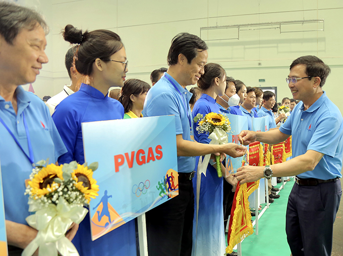 Bí thư Đảng ủy, Chủ tịch Hội đồng thành viên Hoàng Quốc Vượng trao cờ lưu niệm cho đoàn thể thao PV GAS tham gia Hội thao ngành Dầu khí 2022 - Khu vực miền Bắc.