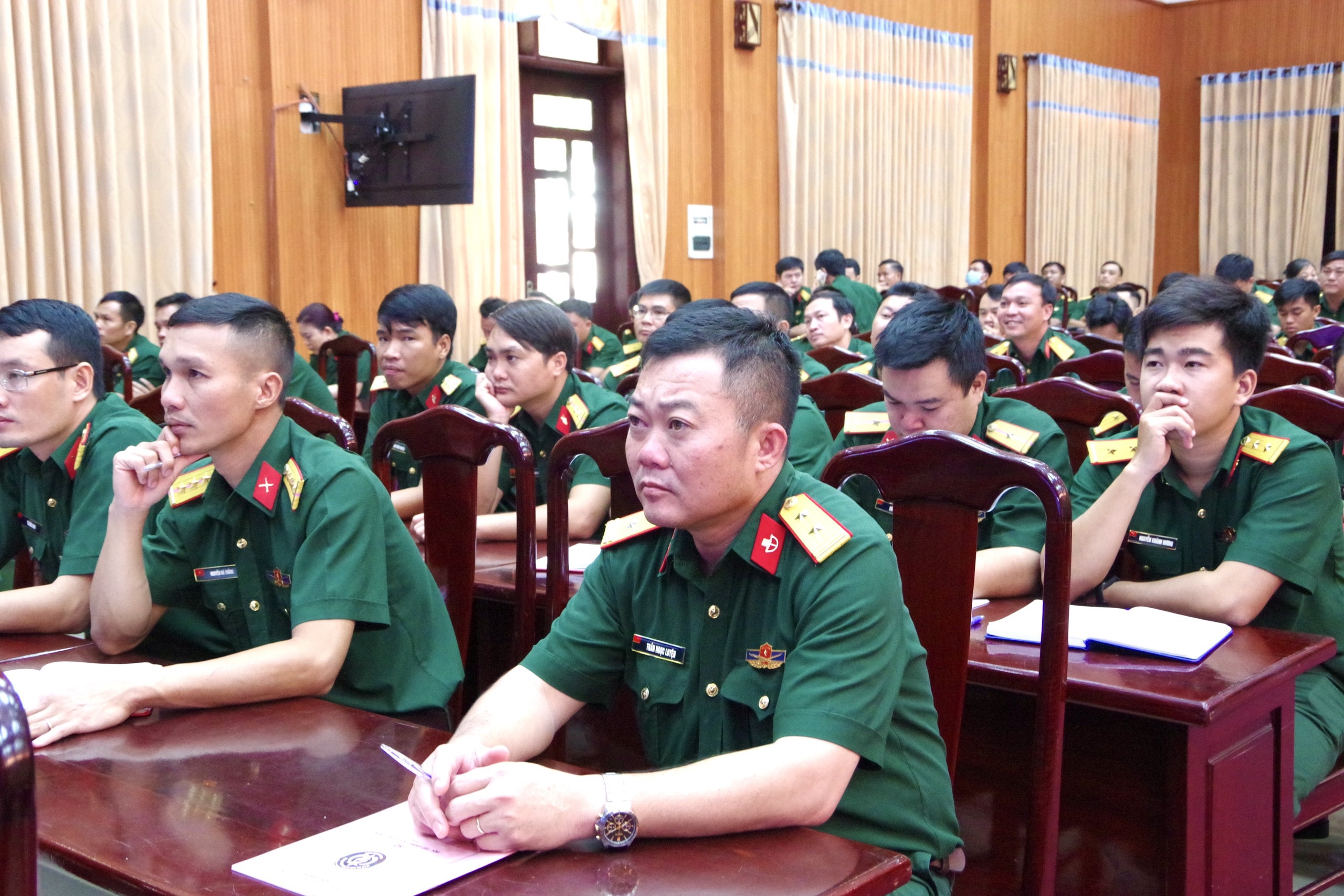Cán bộ, sĩ quan, quân nhân chuyên nghiệp than dự hội nghị.