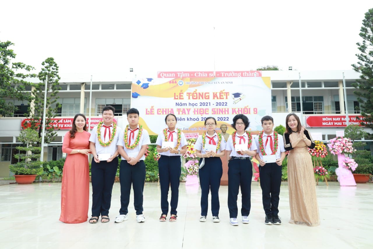 Chất lượng giáo dục mũi nhọn của thành phố tiếp tục gặt hái thành công với nhiều giải thưởng cấp tỉnh, cấp quốc gia... Trong ảnh: Ban Giám hiệu Trường THCS Nguyễn An Ninh khen thưởng HS có thành tích xuất sắc trong học tập.