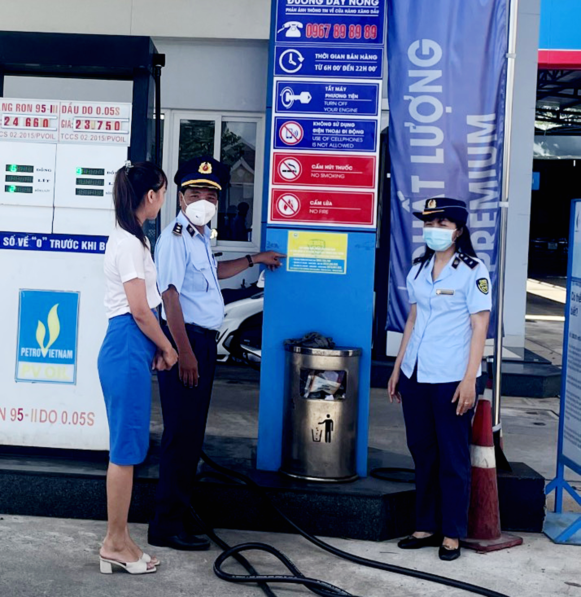 Cục QLTT tỉnh giám sát tại một số cửa hàng kinh doanh xăng dầu trên địa bàn tỉnh.