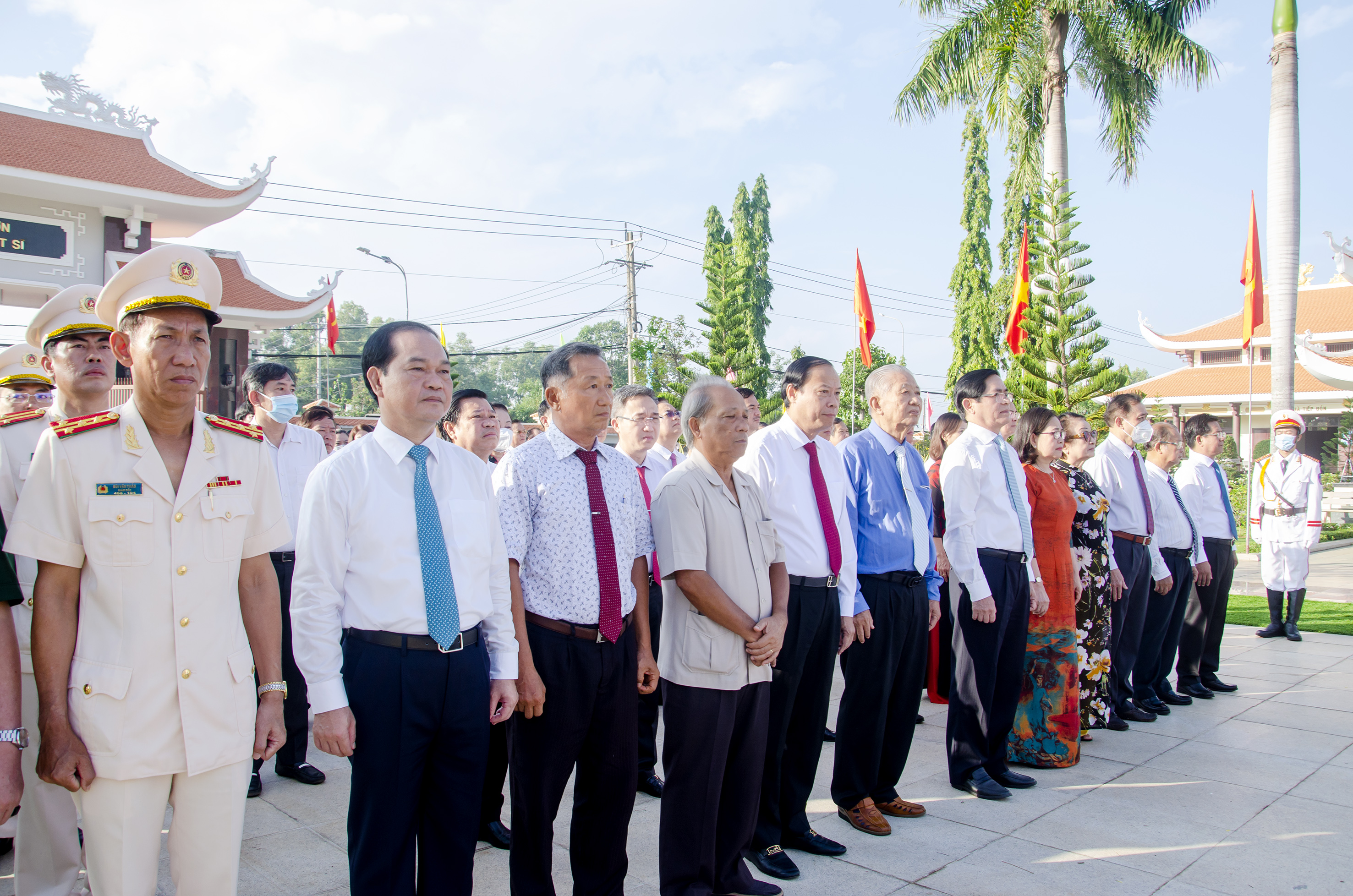 Lãnh đạo Tỉnh ủy, HĐND, UBND, UBMTTQ Việt Nam tỉnh cùng các đại biểu tham dự lễ viếng.