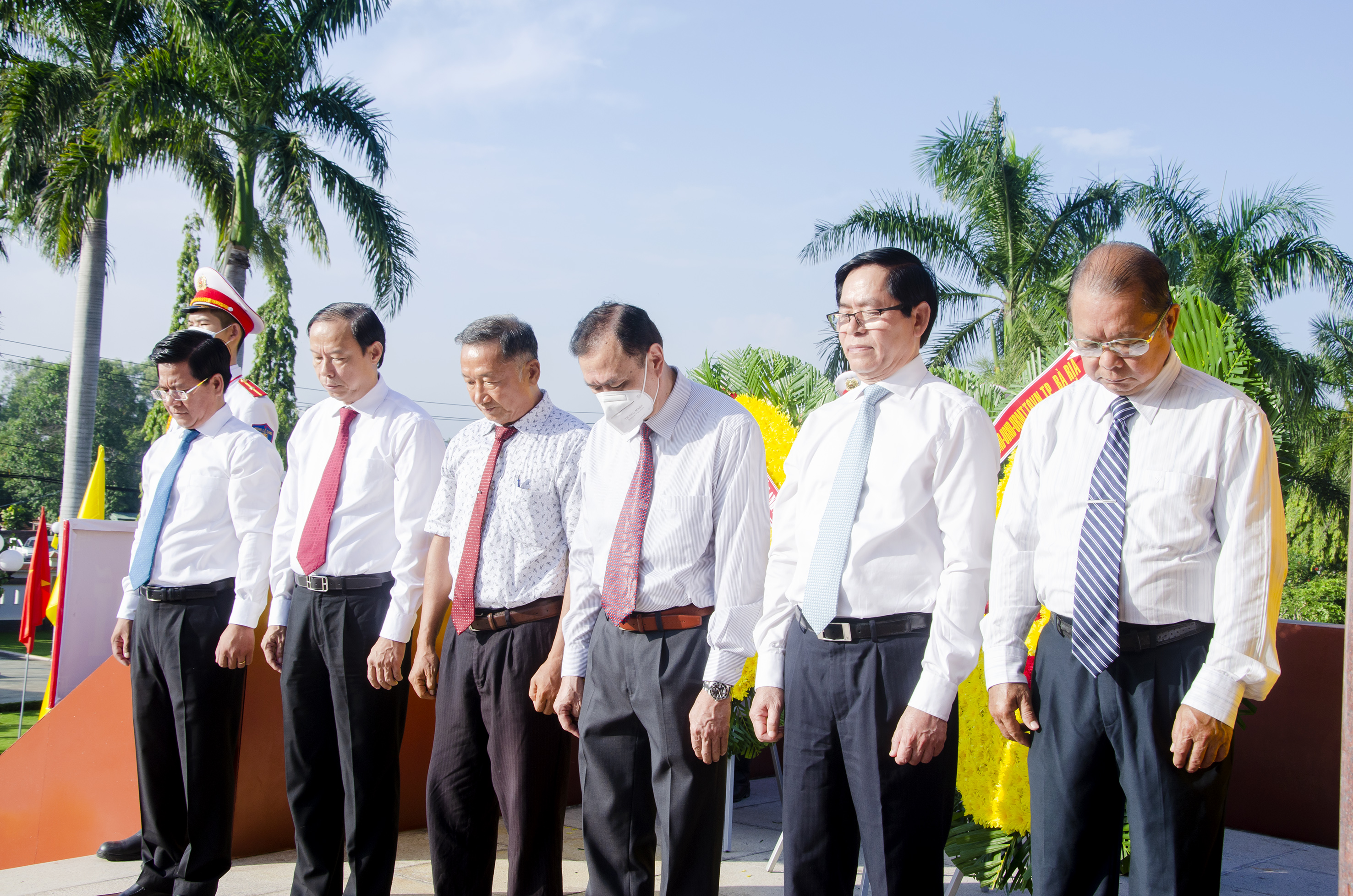 Lãnh đạo tỉnh dành một phút mặc niệm và dâng hương tưởng nhớ các anh hùng liệt sĩ - những người con ưu tú của dân tộc đã anh dũng hy sinh vì độc lập, tự do của Tổ quốc.
