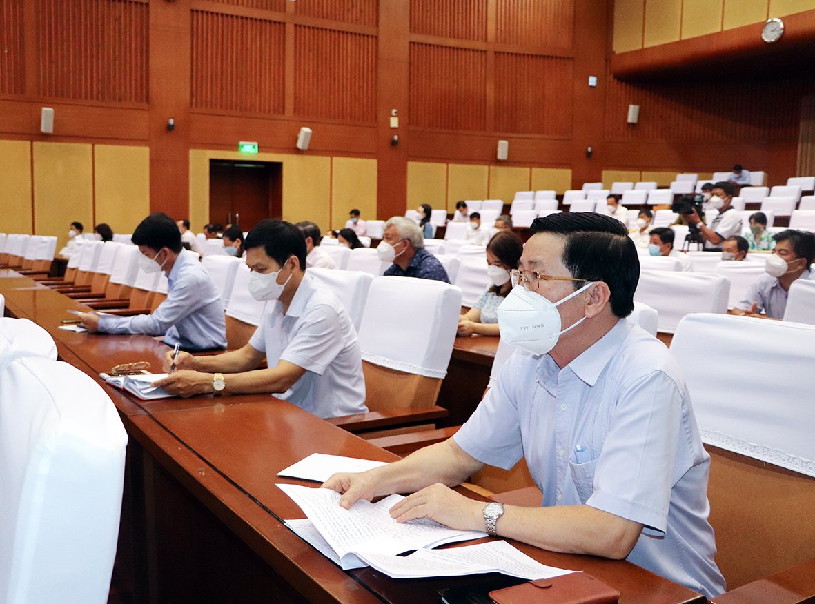 Cán bộ, đảng viên Đảng ủy Khối Cơ quan và Doanh nghiệp tỉnh học tập, quán triệt chuyên đề Chỉ thị 05-CT/TW năm 2022 với chủ đề “Học tập và làm theo tư tưởng, đạo đức, phong cách Hồ Chí Minh về phát huy ý chí tự lực, tự cường, khắc phục khó khăn, thích ứng an toàn, linh hoạt, phát triển kinh tế - xã hội trên địa bàn tỉnh Bà Rịa-Vũng Tàu”. Ảnh: HÀN GIANG