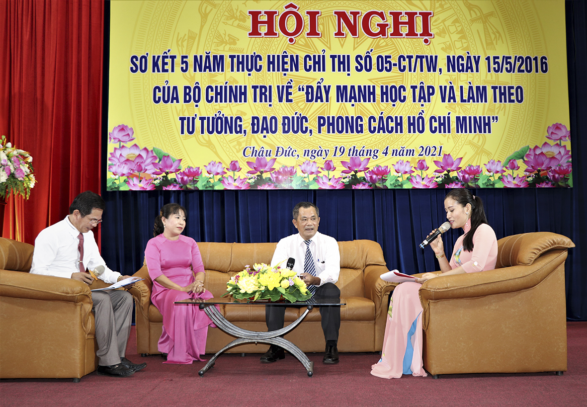 Ông Nguyễn Đình Tường, xã Bình Giã (thứ 2 từ phải qua) và cô Dương Thị Mỹ Lệ, giáo viên Trường THCS Quang Trung (thứ 2 từ trái qua) giao lưu, chia sẻ kinh nghiệm trong thực hiện Chỉ thị 05 tại Hội nghị sơ kết 5 năm thực hiện Chỉ thị 05-CT/TW của Bộ Chính trị về “Đẩy mạnh học tập và làm theo tư tưởng, đạo đức, phong cách Hồ Chí Minh” của huyện Châu Đức. Ảnh: ĐINH HÙNG