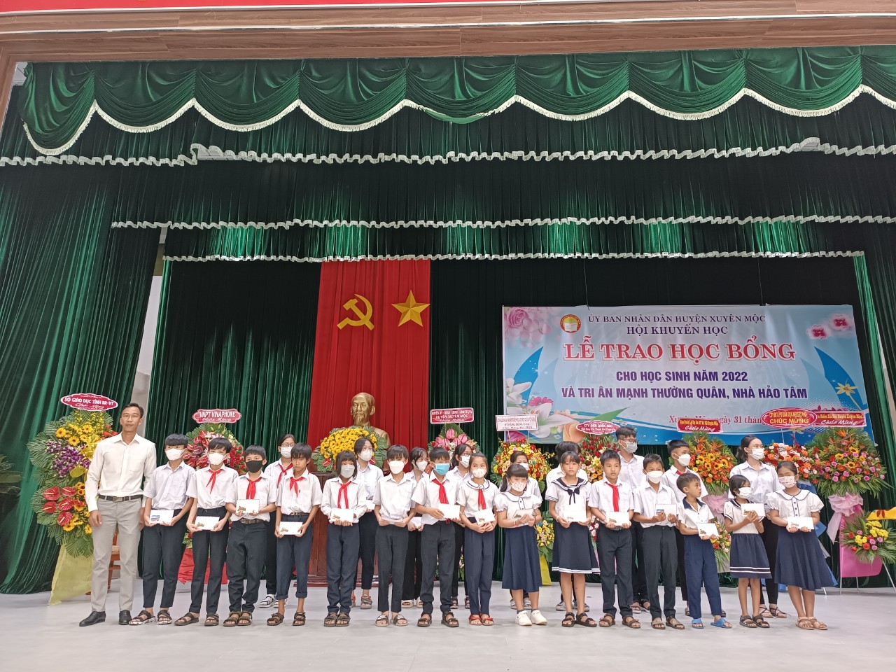 Trao học bổng cho HSSV có hoàn cảnh khó khăn trước thềm năm học mới.
