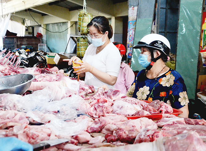 Khách hàng mua sắm tại chợ Rạch Dừa, TP. Vũng Tàu.