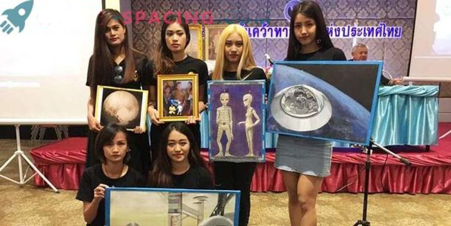 Tín đồ Khao Kala trưng bày hình ảnh về người ngoài hành tinh mà họ cho rằng đã nhìn thấy.