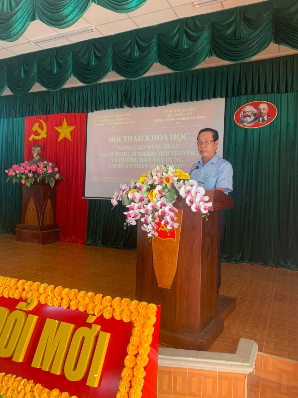 Ông Giao Văn Sỹ, TP, Nghiệp vụ chăn nuôi Chị cục Chăn nuôi và Thú y trình bày tại hội thảo.