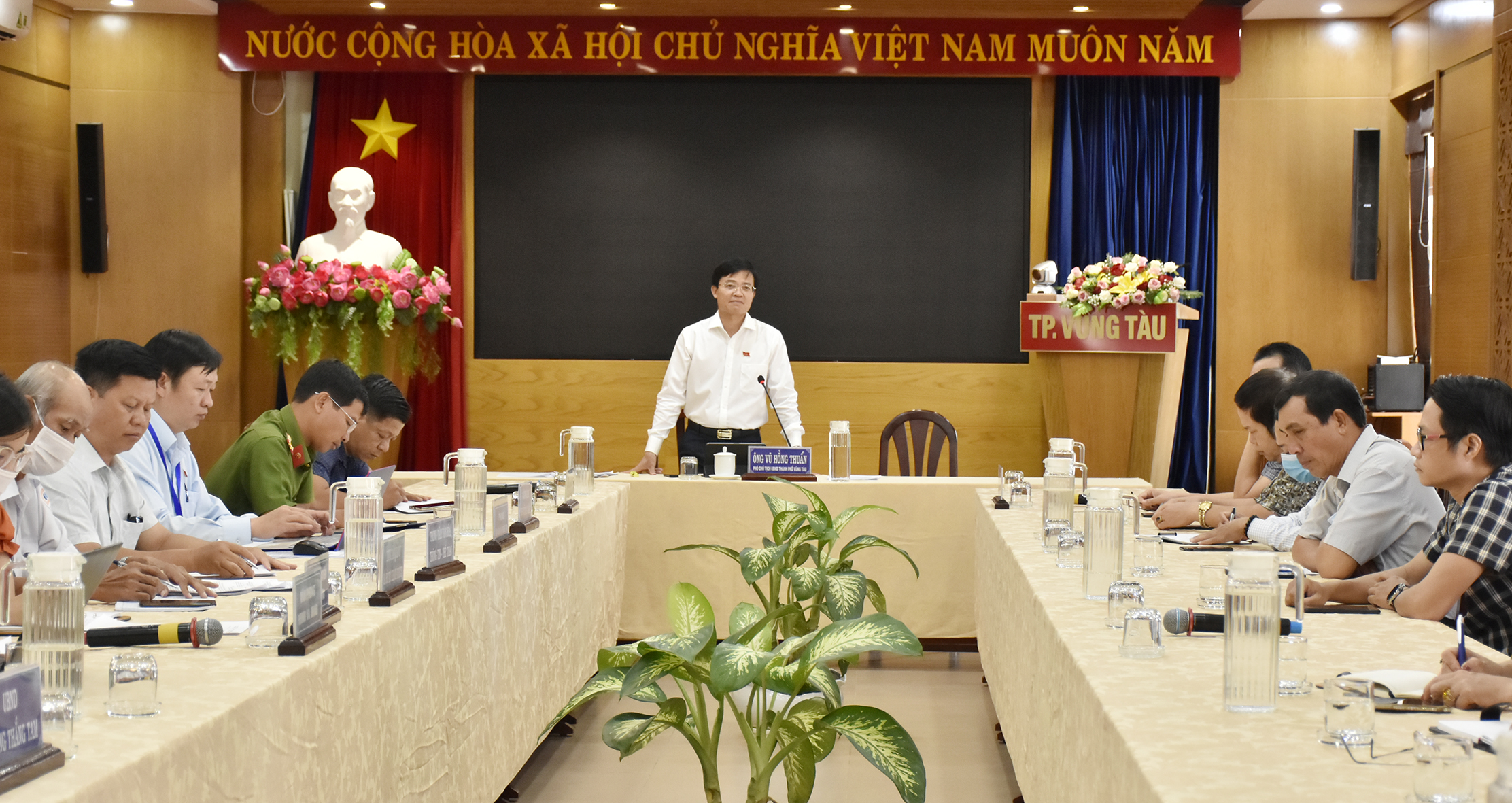 Ông Vũ Hồng Thuấn, Phó Chủ tịch UBND TP. Vũng Tàu chủ trì cuộc gặp.