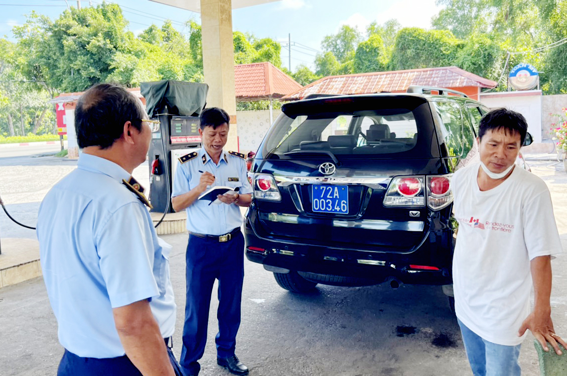 Lực lượng QLTT tỉnh kiểm tra một cửa hàng kinh doanh xăng dầu tại TP. Vũng Tàu.