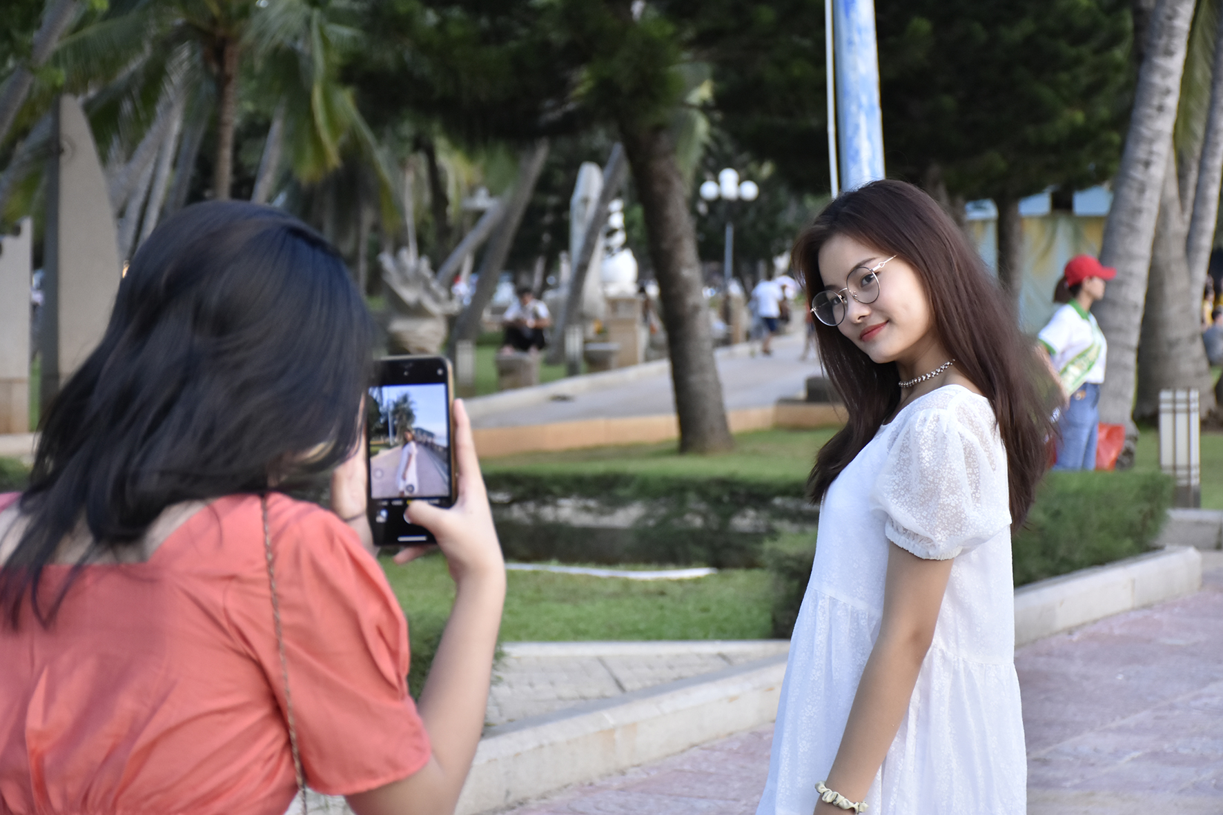 Em Anh Thư, nhà ở Vũng Tàu, cùng em ra Bãi Trước vui chơi, chụp ảnh.