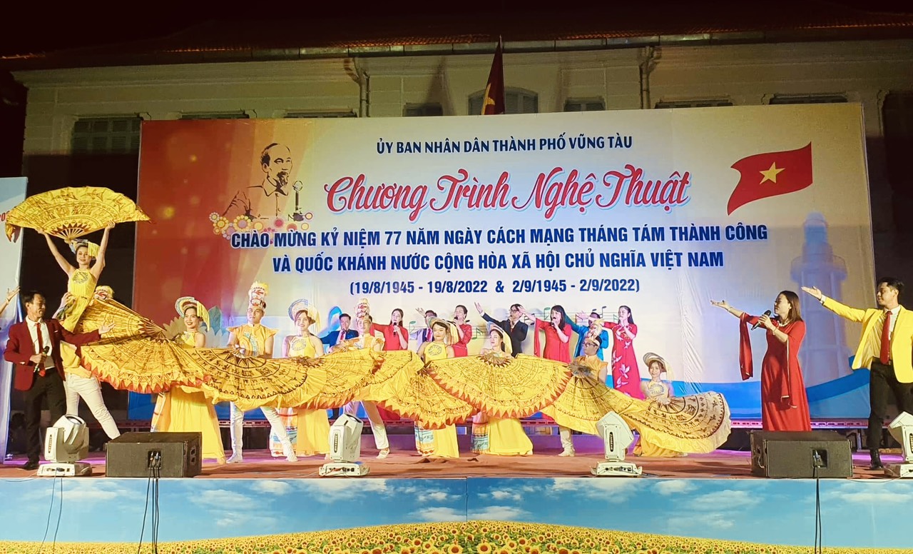 Tiết mục ca múa “Hào khí Việt Nam” do tốp nam nữ biểu diễn.