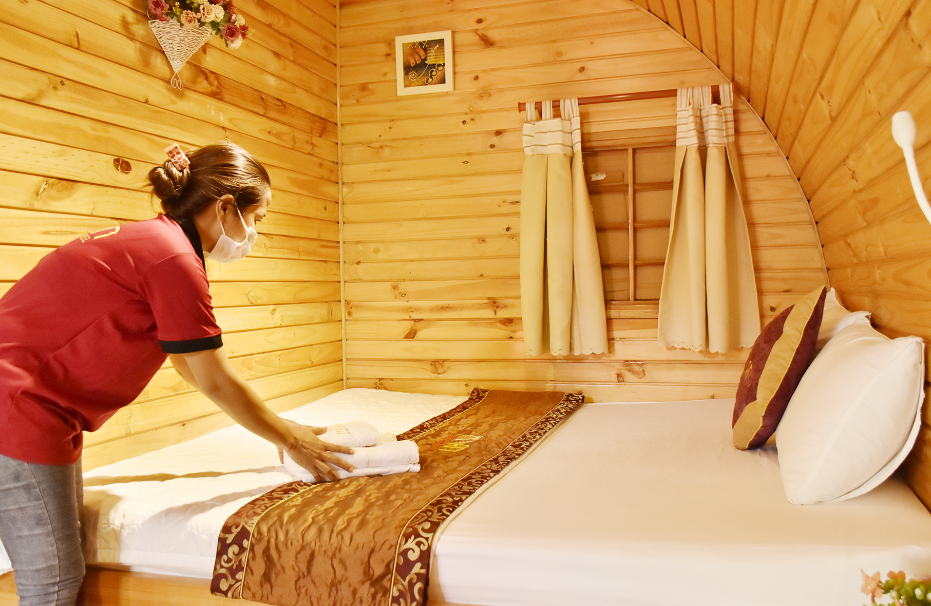 Nhân viên Mi Lan Boutique Resort (242 Phan Chu Trinh, phường 2, TP.Vũng Tàu) chỉnh trang phòng đón khách. 