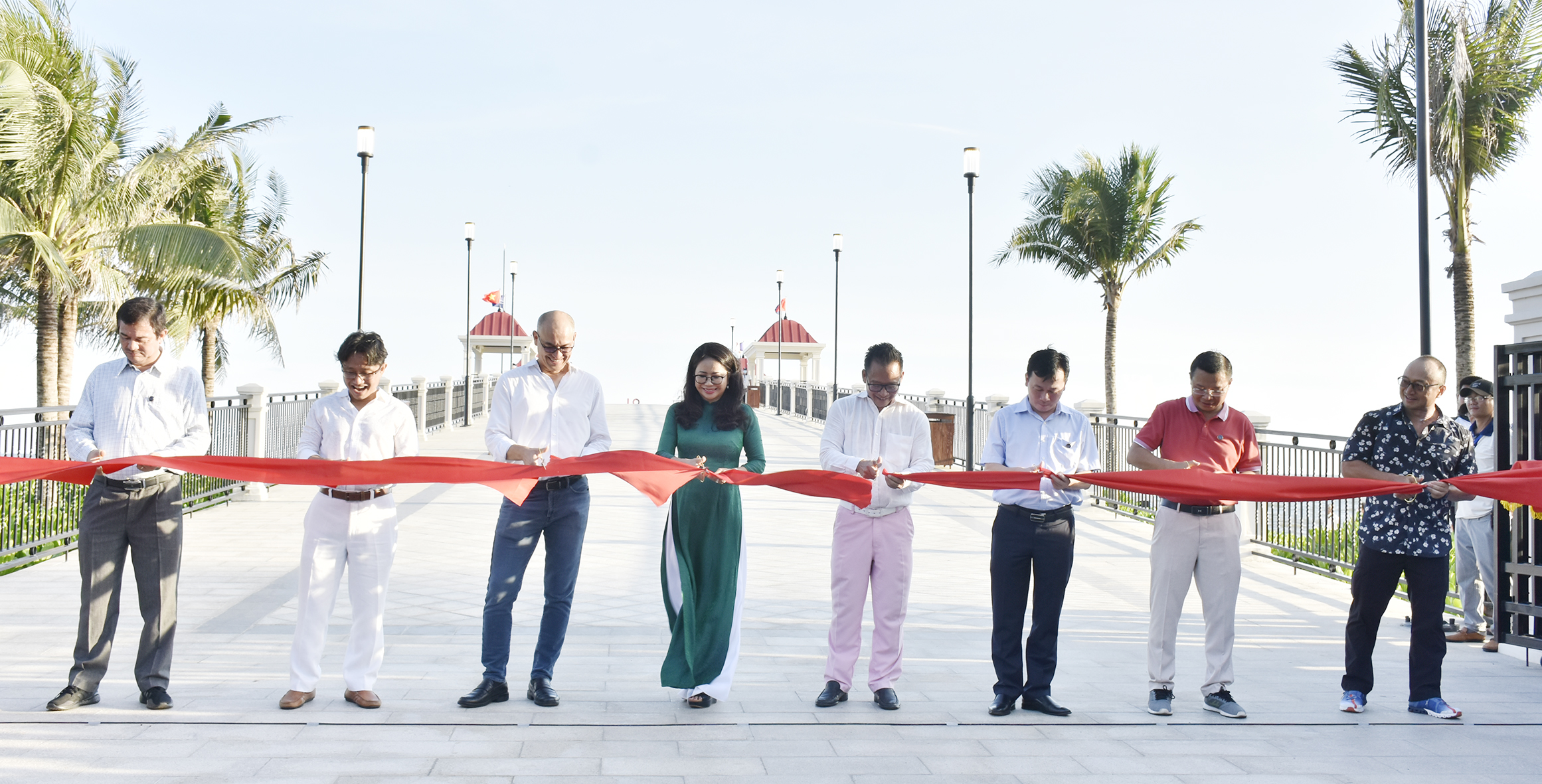 Lãnh đạo huyện Xuyên Mộc, Sở Du lịch cùng đại diện Tập đoàn Tanzanite International cắt băng khánh thành cầu ngắm biển. 