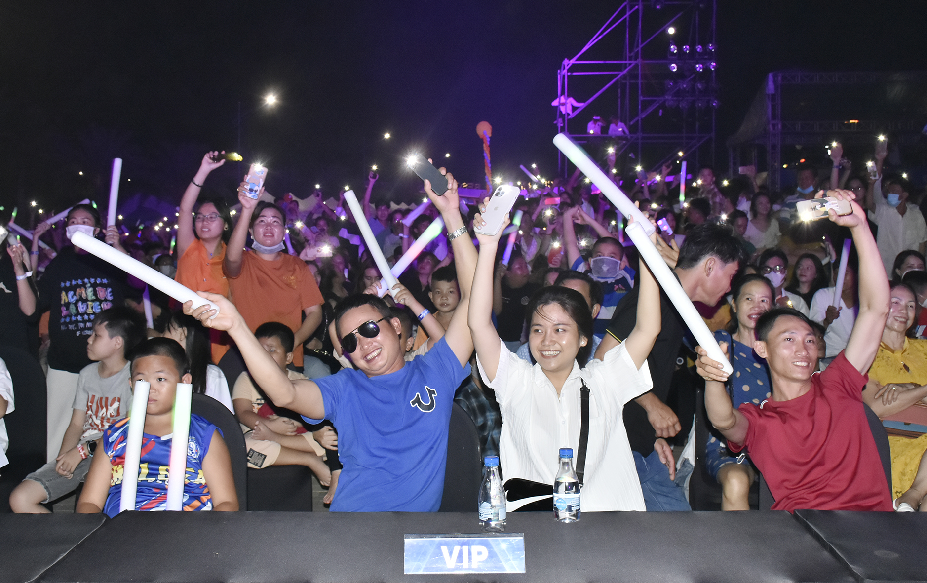 Có khoảng 12.000 khán giả theo dõi trực tiếp Let’s Charm Fest.