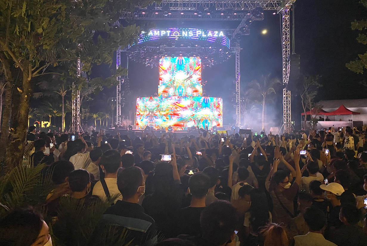 Cạnh bên Hamptons Plaza cũng thu hút đông đảo người dân, du khách theo dõi đại tiệc âm nhạc, DJ sôi động, miễn phí.