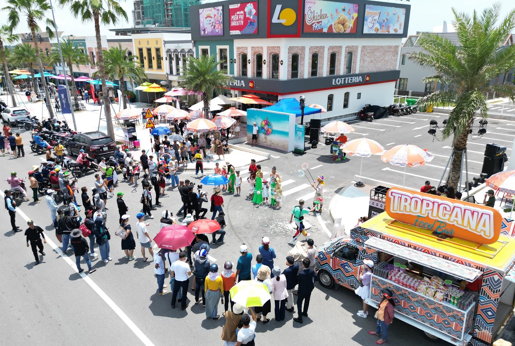 Ban ngày, Tropicana Park thuộc Nova World Ho Tram cũng ngập tràn không khí lễ hội.