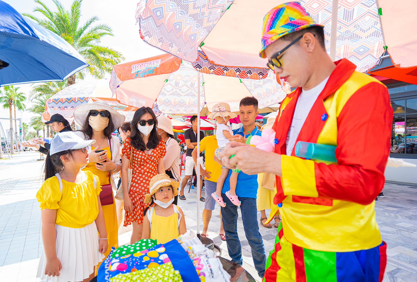 Chú hề tạo hình bong bóng tặng trẻ em tại Tropicana Park.