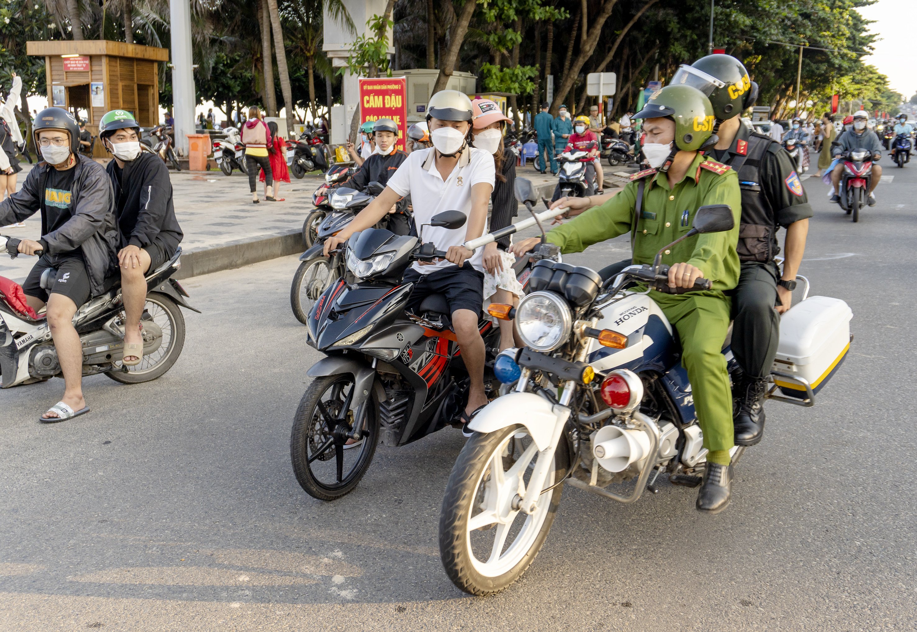 Lực lượng chức năng của TP.Vũng Tàu tuần tra, xử lý các trường hợp vi phạm về ANTT, ATGT.