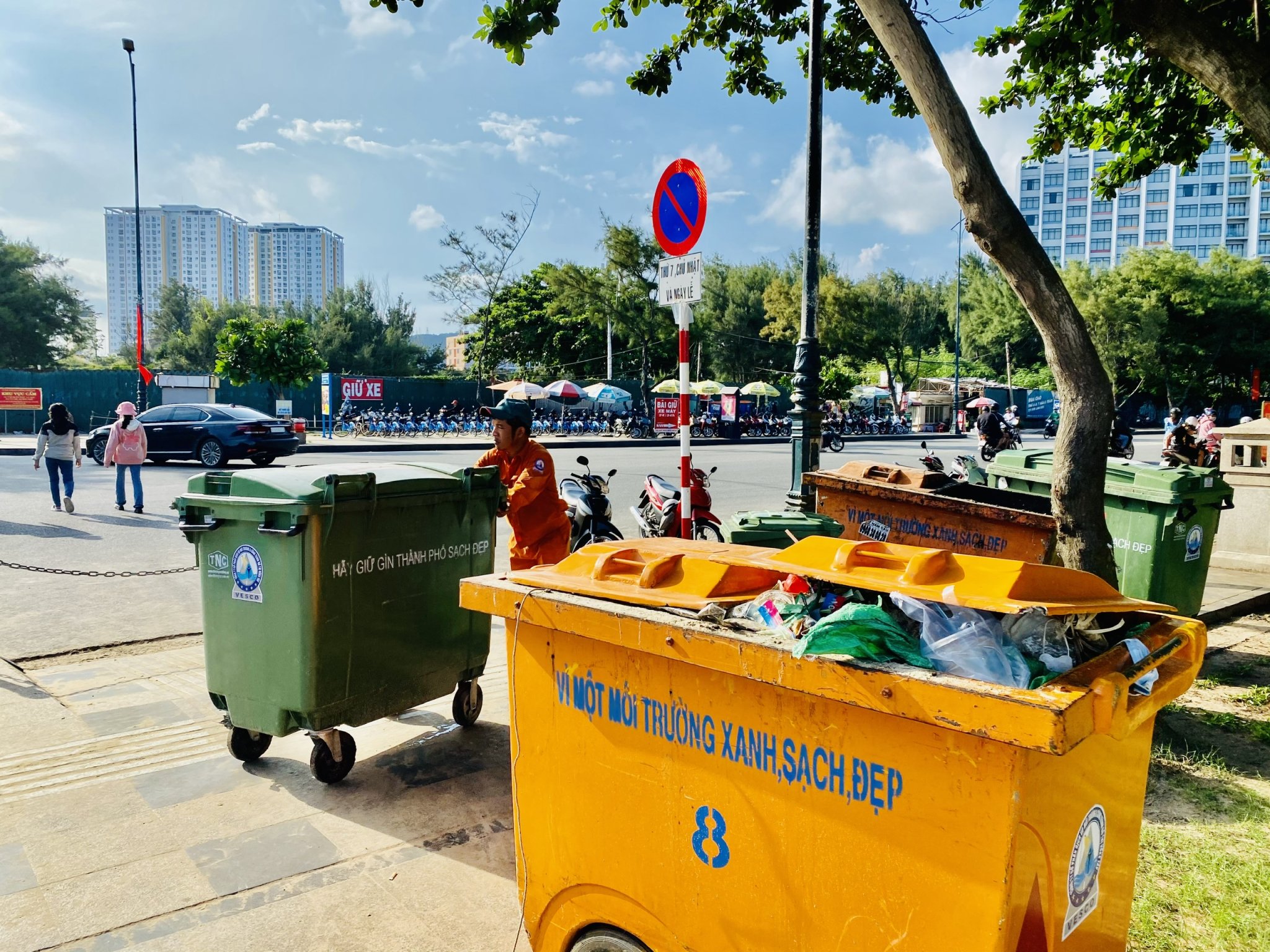Công nhân VESCO thu gom rác khu vực Bãi Sau, TP. Vũng Tàu chiều 3/9
