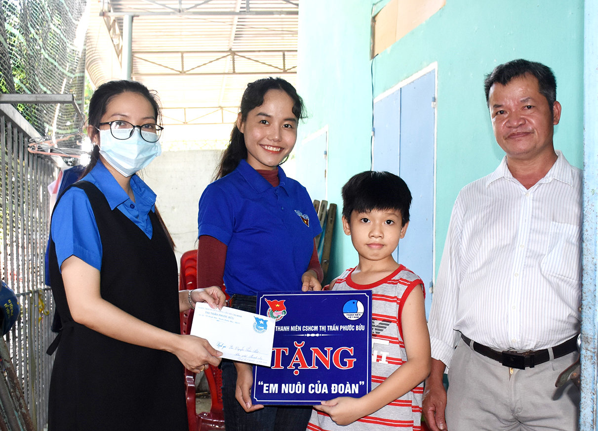 Đoàn Thanh niên TT.Phước Bửu cùng chính quyền địa phương  trao tiền hỗ trợ quý II trong mô hình 
