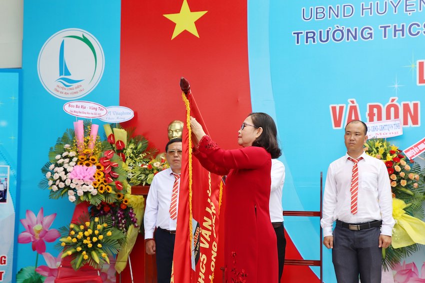 Thừa ủy quyền của Chủ tịch nước, bà Nguyễn Thị Yến, Phó Bí thư thường trực Tỉnh ủy, Trưởng Đoàn ĐBQH tỉnh trao Huân chương Lao động hạng Nhất tới Trường THCS Văn Lương, huyện Long Điền. Ảnh: MINH THANH.