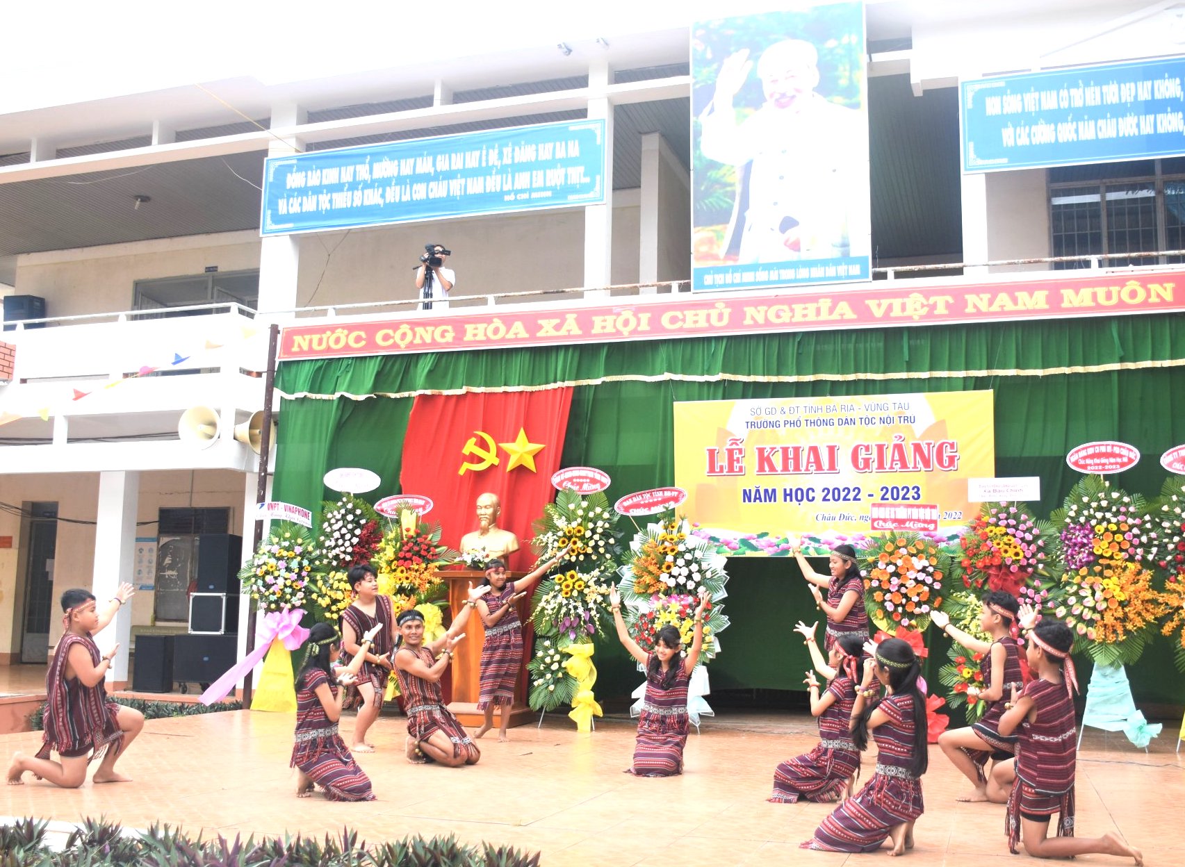 Tiết mục văn nghệ do học sinh Trường PTDT Nội trú tỉnh biểu diễn.