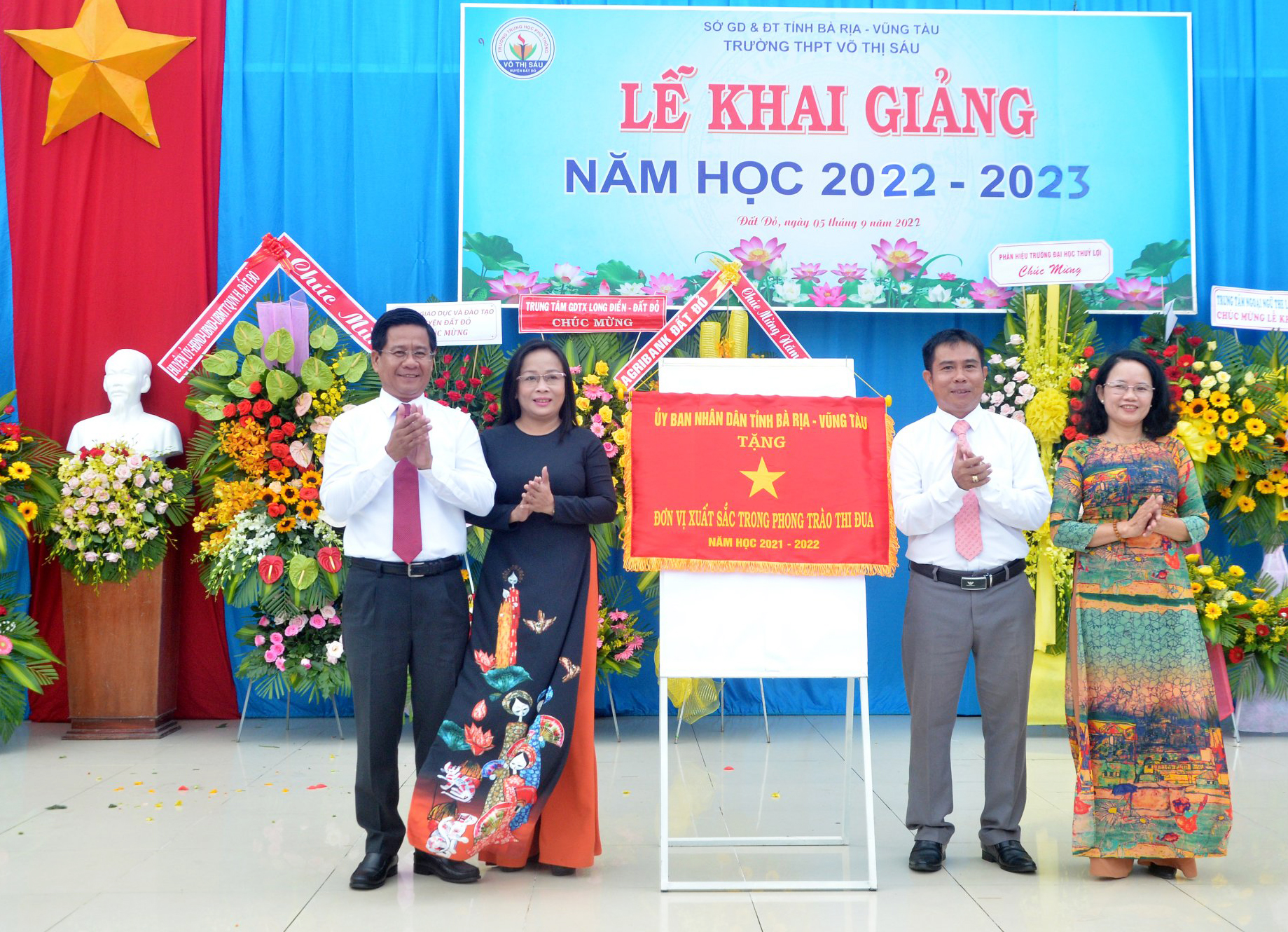 Ông Bùi Chí Thành, Ủy viên Ban Thường vụ Tỉnh ủy, Chủ tịch UBMTTQVN tỉnh trao Cờ thi đua của UBND tỉnh cho thầy và trò trường THPT Võ Thị Sáu (huyện Đất Đỏ) trong lễ khai giảng.