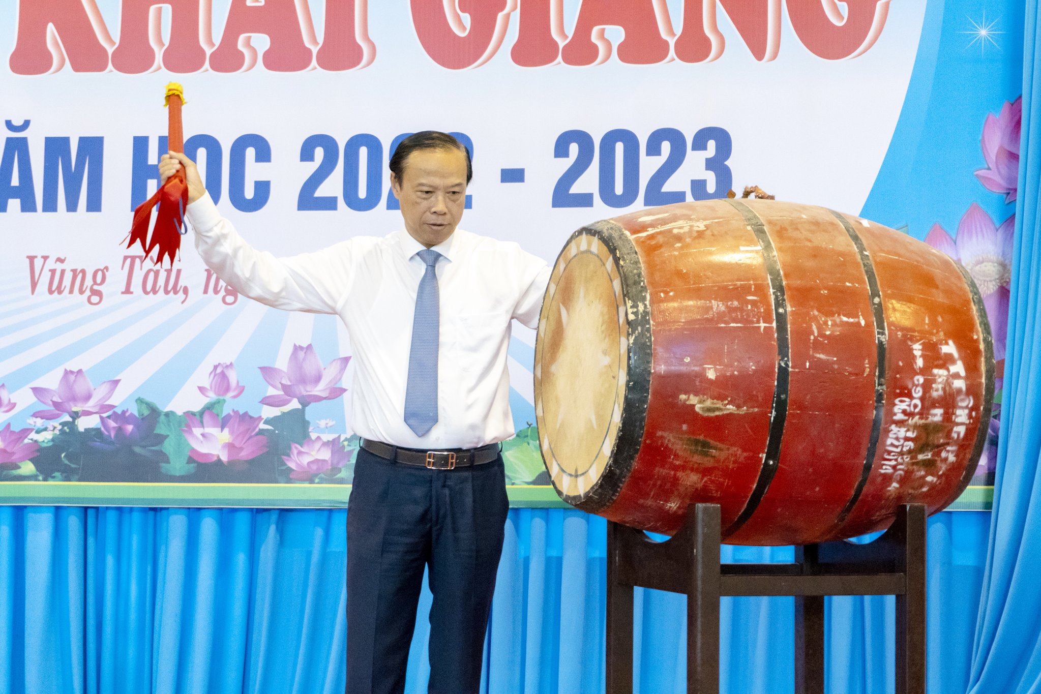 Ông Nguyễn Văn Thọ, Phó Bí thư Tỉnh ủy, Chủ tịch UBND tỉnh đánh trống khai trường  tại Lễ khai giảng của Trường THPT Chuyên Lê Quý Đôn. ẢNH: MẠNH THẮNG