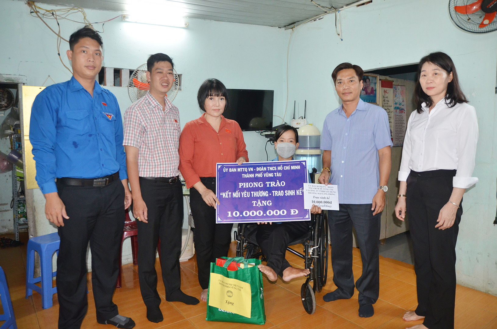 Đoàn trao bảng tượng trưng số tiền 10 triệu đồng đến chị Trương Thị Thanh Thùy.