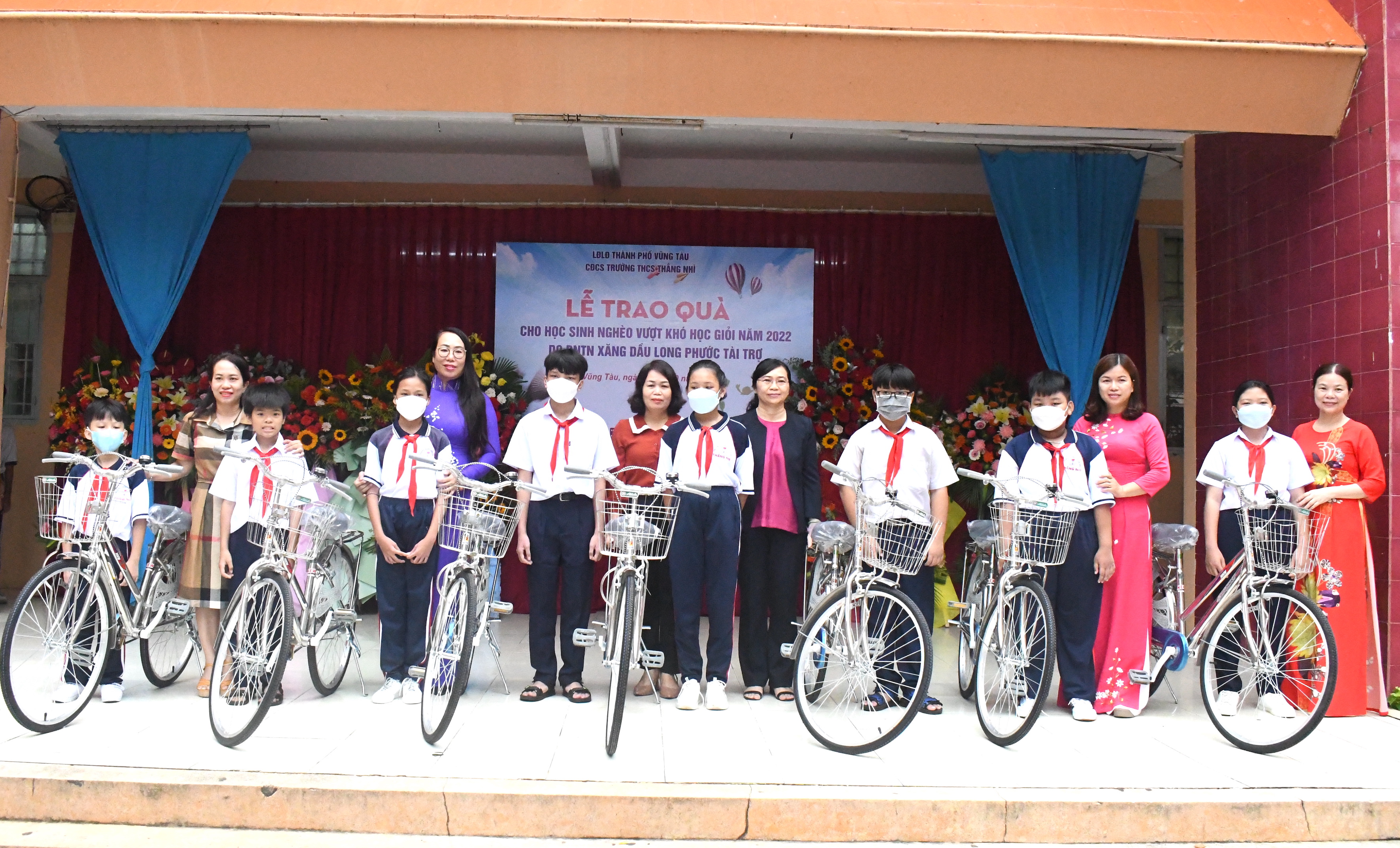 Đại diện LĐLĐ TP. Vũng Tàu và DNTN Xăng dầu Long Phước trao tặng xe đạp cho học sinh nghèo hiếu học tại Trường THCS Thắng Nhì.