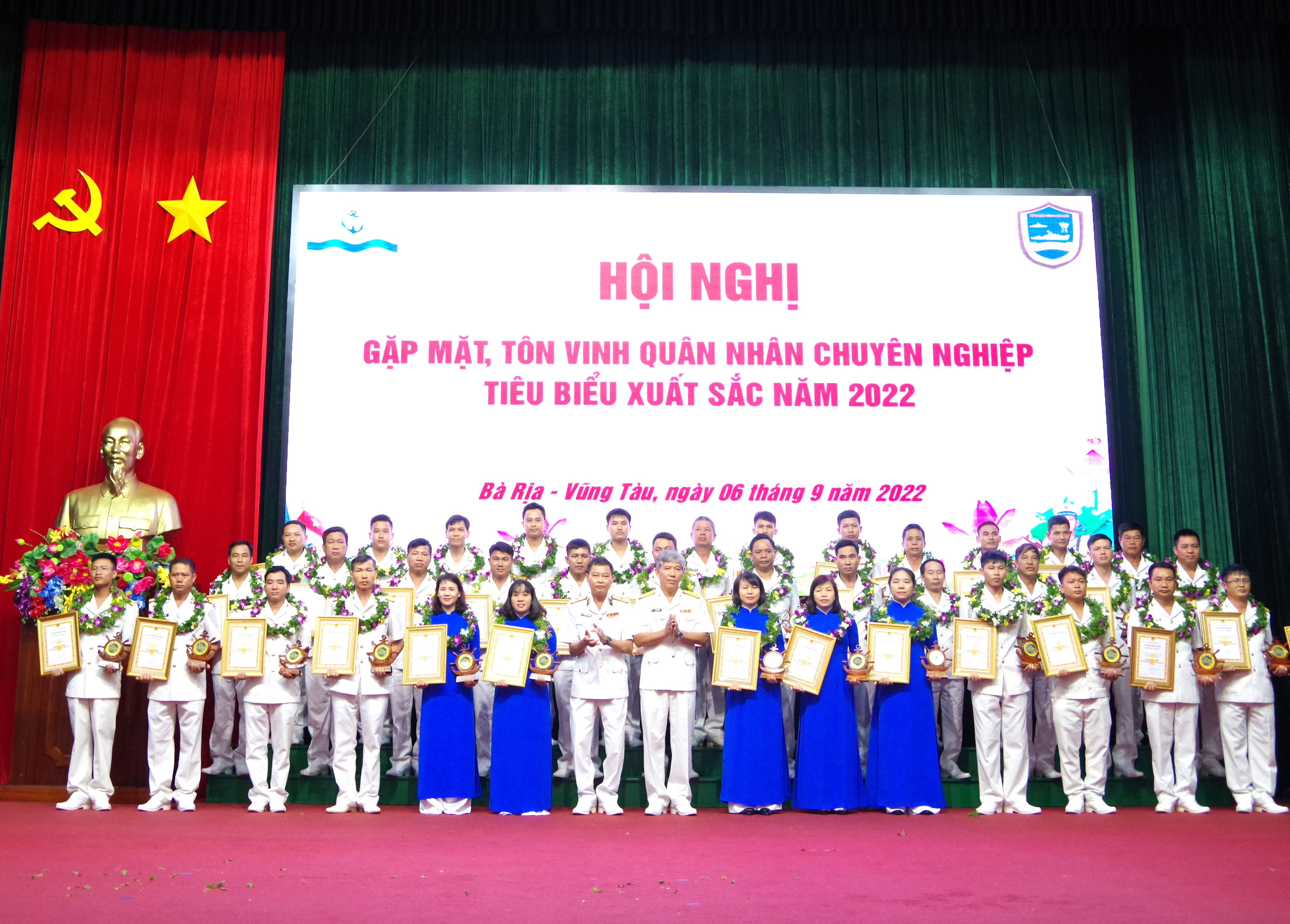 Lãnh đạo Vùng 2 Hải quân tuyên dương 40 quân nhân chuyên nghiệp tiêu biểu xuất sắc năm 2022.