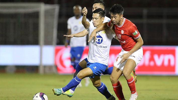 Lee Nguyễn (bìa phải) là một trong những bản hợp đồng “bom tấn” nhưng không vực dậy nổi CLB TP.HCM. Ảnh: VPF